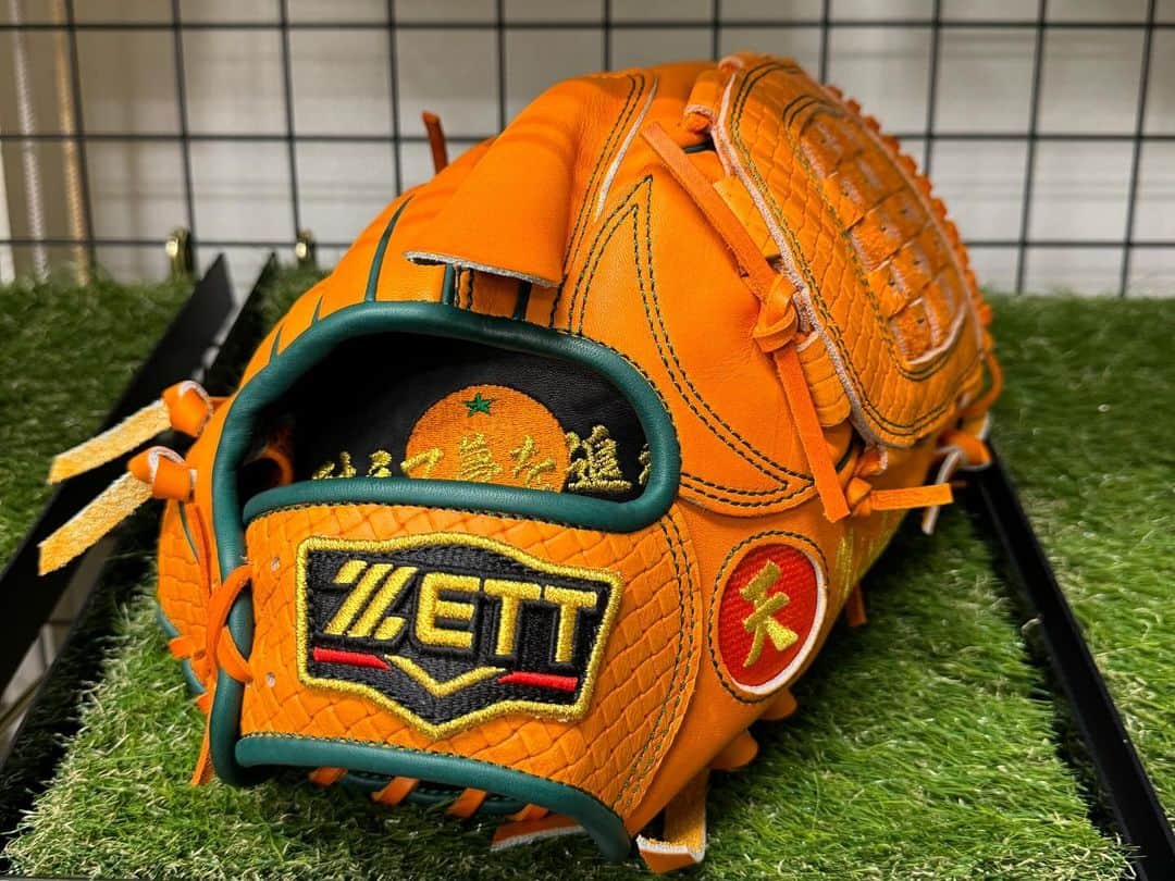 西村天裕さんのインスタグラム写真 - (西村天裕Instagram)「おばんです！ 本日ZETT本社（@zettbaseball_jp ）およびグラブ工場にさわちゃん（@sawada.keisuke49 ）とよこ（@marin_es60 ）とご挨拶行かせていただきました！ そしてなんと来シーズン用のグローブを受け取りました😊 オレンジのグローブが試合用になります！ ディープオレンジの天ウェブグローブが試合用と同じ形の練習用でディープグリーンがノックとかキャッチボールでも使う用の源田さんモデルです！たまらんグローブになります🫰 新しいグローブの革の匂いはいつもいい匂いがします☺️ このグローブで来シーズンも頑張ります♪ （試合用あと1つお願いしてきました✌️）  . ZETTさんいつもありがとうございます！ 来シーズンもよろしくお願いいたします。 . #野球用品はゼット #ゼット #zett #zettしか勝たん #chibalotte #澤田圭佑  #横山陸人 #西村天裕 #グローブ #みかん色 #耐えて夢を追え #🏹 . P.S 和歌山県出身でみかん食べれないのに刺繍はみかんなの和歌山愛強め。」12月6日 16時58分 - takagra35