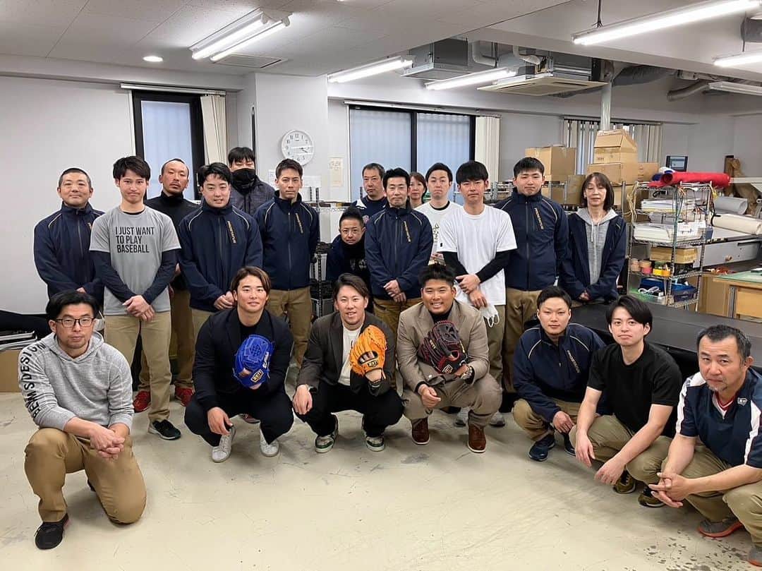 西村天裕さんのインスタグラム写真 - (西村天裕Instagram)「おばんです！ 本日ZETT本社（@zettbaseball_jp ）およびグラブ工場にさわちゃん（@sawada.keisuke49 ）とよこ（@marin_es60 ）とご挨拶行かせていただきました！ そしてなんと来シーズン用のグローブを受け取りました😊 オレンジのグローブが試合用になります！ ディープオレンジの天ウェブグローブが試合用と同じ形の練習用でディープグリーンがノックとかキャッチボールでも使う用の源田さんモデルです！たまらんグローブになります🫰 新しいグローブの革の匂いはいつもいい匂いがします☺️ このグローブで来シーズンも頑張ります♪ （試合用あと1つお願いしてきました✌️）  . ZETTさんいつもありがとうございます！ 来シーズンもよろしくお願いいたします。 . #野球用品はゼット #ゼット #zett #zettしか勝たん #chibalotte #澤田圭佑  #横山陸人 #西村天裕 #グローブ #みかん色 #耐えて夢を追え #🏹 . P.S 和歌山県出身でみかん食べれないのに刺繍はみかんなの和歌山愛強め。」12月6日 16時58分 - takagra35