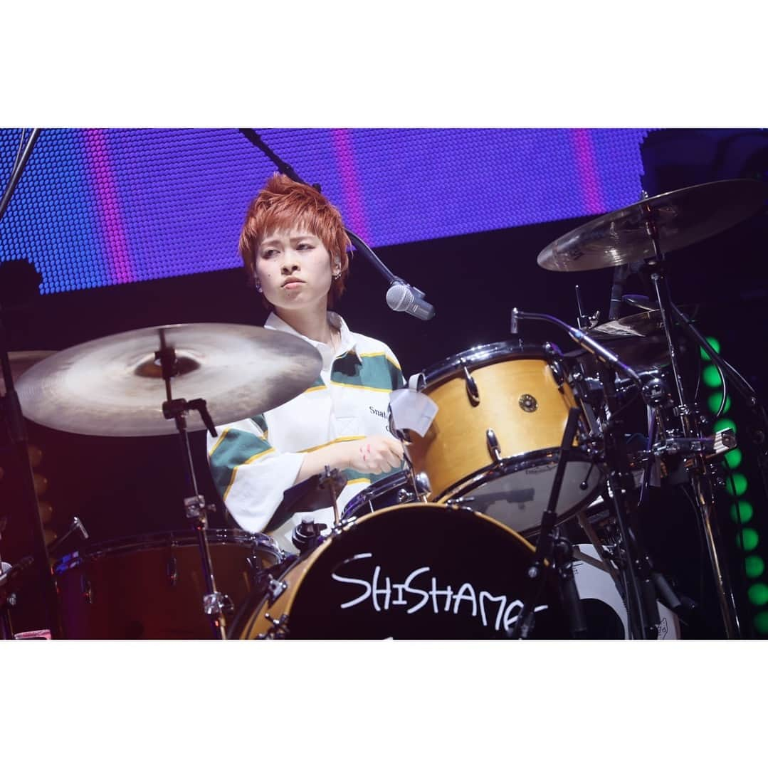 SHISHAMOのインスタグラム：「📸LIVE PHOTO DAY4📸  12/3(日)から12/17(日)までの15日間、 ぴあアリーナMMにて11/11(土)に開催した CDデビュー10周年イヤーの締めくくりライブ 10th Anniversary Final Live 「FINALE!!! -10YEARS THANK YOU-」 のライブ写真を毎日あげています🤳🆕  🐟4日目🐟  photo by 柴田恵理  #shishamo」