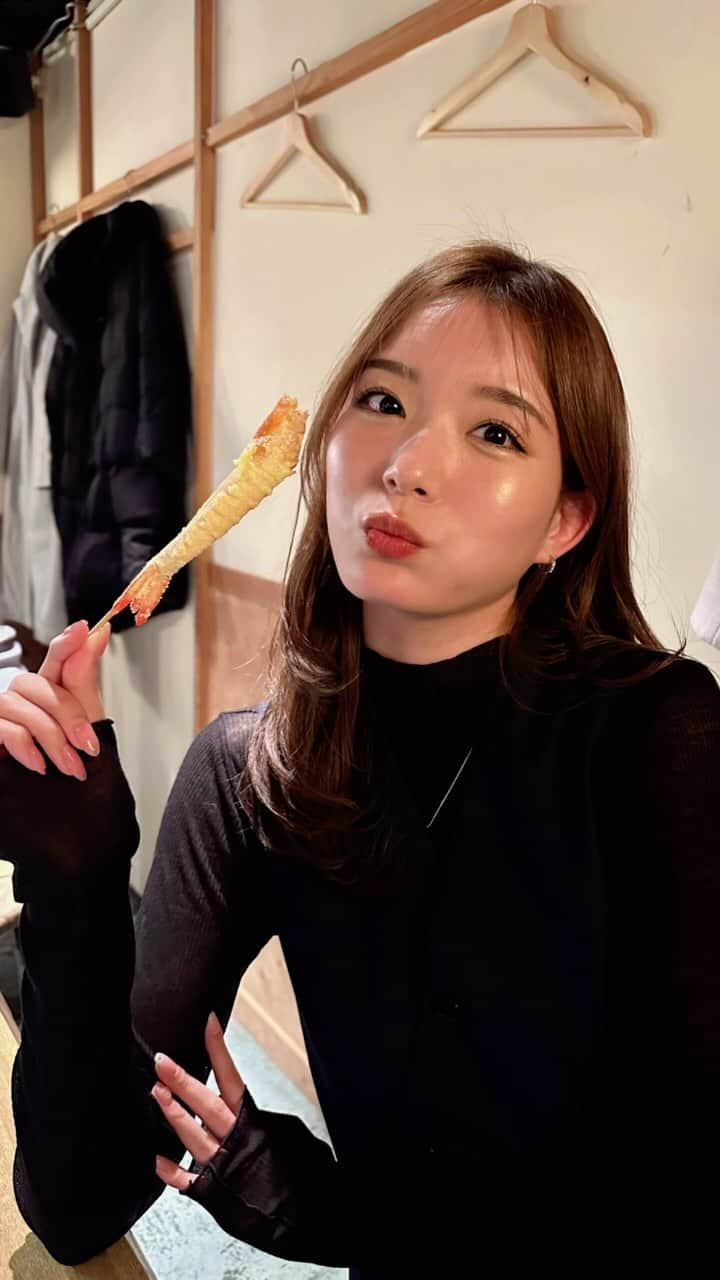 蜂谷晏海のインスタグラム：「カウンターで揚げたて串がいただける、カジュアルな串揚げ屋さん♡天使の海老は頭にミソが詰まってて尻尾まで美味しかった〜🦐 蛸あられ串は美味しさに可愛さも兼ね備えてました🐙 えびいも串はとろほく熱々でビールが進む🍺 ちびちび食べたなめろうも🤤👍 本日も良き乾杯でした🍻 #串処小林 #茅場町 #ビール#居酒屋#串揚げ」