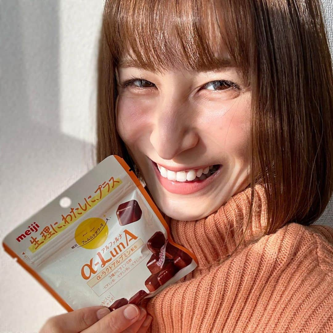 おかもとまりのインスタグラム：「【フェムケア】遂にフェムケアがお菓子にまで‼︎  こちらは“わたしの毎日に寄り添ってくれる"明治のフェムニケアフードです♡  女性特有の悩みやサイクルに着目し、寄り添ってくれる、 明治のα-LunA(アルファルナ)のチョコレート‼︎  1口サイズ、ジッパー付きの持ち運びやすいチョコレートなので、 持ち運びしやすいし、甘いものが欲しい時にもぴったり◎  365日、同じバランスで過ごしたいけど、 女性のライフサイクルは毎月違うので😣  少しでも心地よい毎日の為に、摂取したいです😌  #PR #フェムニケア #アルファルナ」