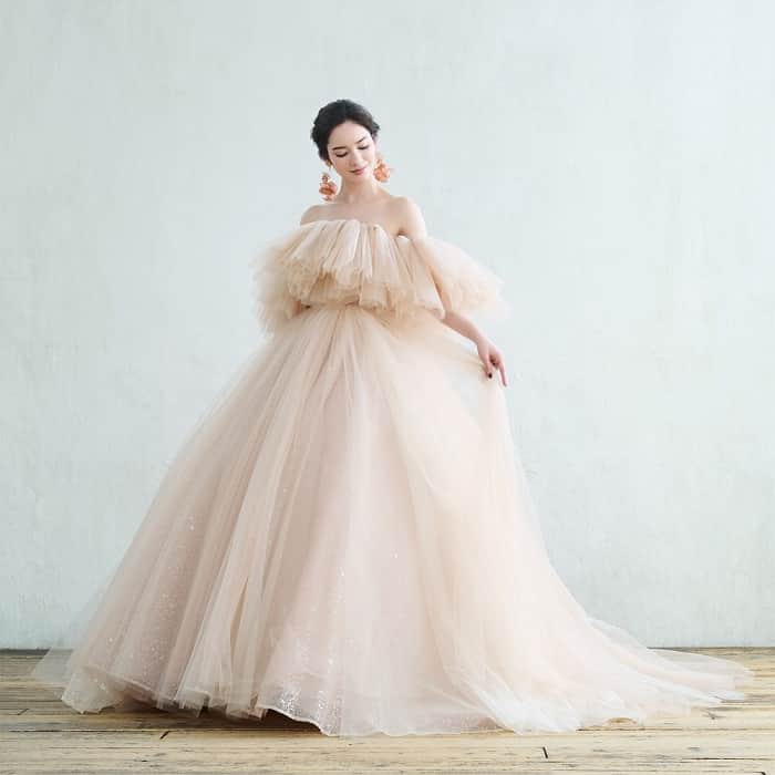 東京會舘本舘ウエディングのインスタグラム：「@tokyokaikan_wedding  .——————————. * トップのボリュームが美しいベージュドレス*  やわらかいチュール素材を幾度も重ねた スカートは軽やかでありながらボリューム満点。  シンプルなデザインだからこそ 合わせる小物で自分らしいコーディネートを。  Dress...@hatsuko_endo @hatsukoendo_hairmakeup  #ハツコエンドウ #hatsukoendo� * ——————————.  #東京會舘 #tokyo #関東花嫁 #weddingdress #東京花嫁 #wedding #dress #ウェディングドレス #プレ花嫁 #卒花 #結婚式場 #日本中のプレ花嫁さんと繋がりたい #結婚式準備 #ウェディングレポ #ブライダルフェア #チャペル #結婚式 #パーティ #披露宴 #weddingparty #結婚式場探し #大正ロマン #ウェディング #式場探し #式場見学 #カラードレス #ベージュドレス #花嫁コーデ」