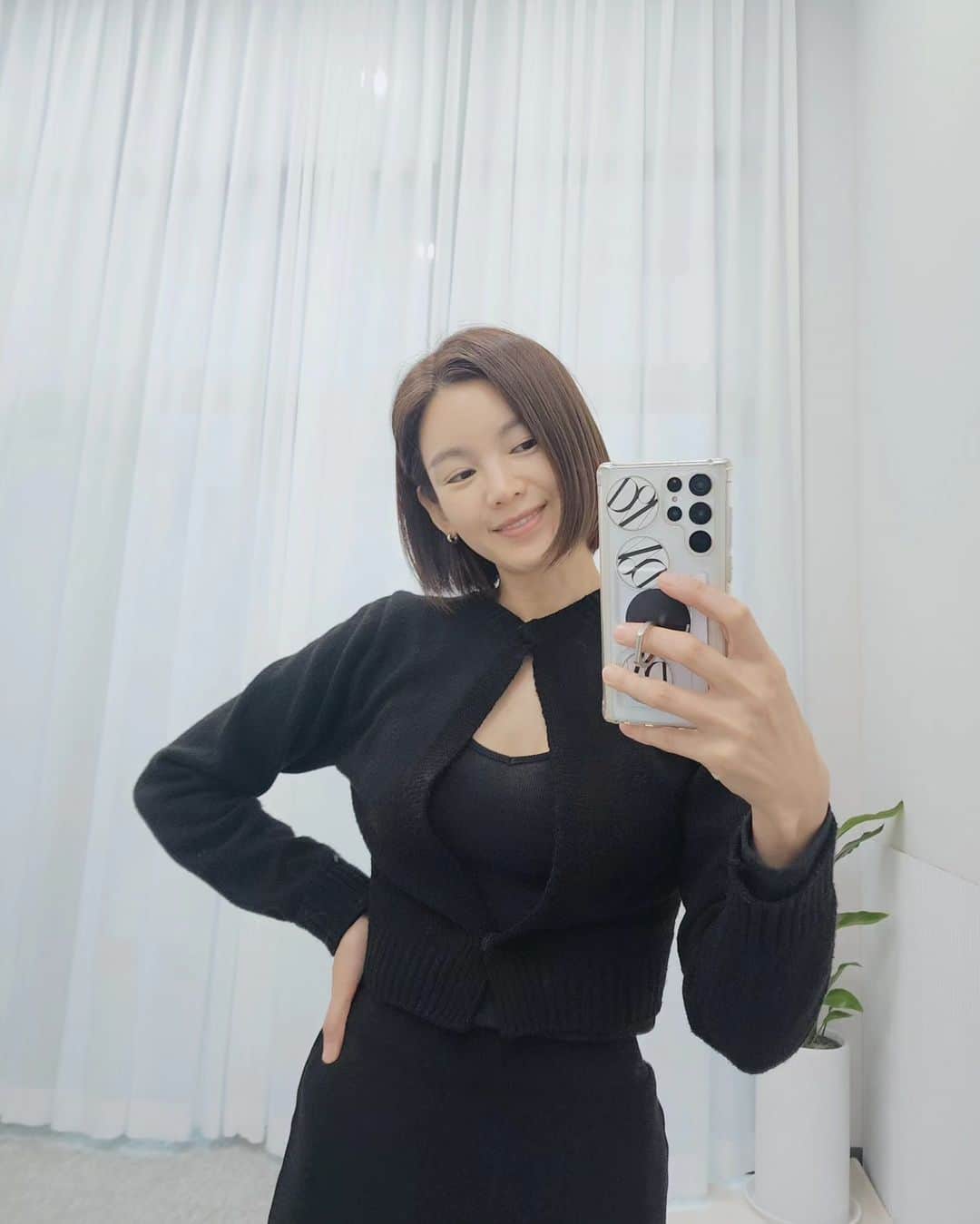 チョン・ガウンのインスタグラム：「이제 퇴근합니다.. 이노메 머리는 붙였다 뗐다 아주 난리부르스^^  긴머리가 이뻐요? 단발이 이뻐요?  제가 입고있는 다리가 길~~~~~어 보이는 스커트는 제가 열심히 제작중에 있는  곧  출시될  H라인 스커트구요. 그위로는 노출을 아주 살짝만 해서..섹시할까 말까한 가디건로 조꼼 섹시하게 입어 봤네요😄😄😄 연말 모임룩으로 어떨까요? 신발은 롱부츠신어도 예뻐용 #연말모임룩 @amaredono  그리고 퇴근전..식사후에는.. 사무실에서도 간단하게 양치 가능한 디스콜거품치약으로 입안 치아 잇몸 관리도 해봅니다.  연마제없이프라그 예방! 알콜 성분이 없어 가글 대용으로도 사용이 가능!  "치과, 병원에서도 사용! 각종 임상시험에서 우수한 성적의 치약으로 전국 3,000여 병원에서 사용중입니다  구매는.. 제 인스타 프로필에 링크 걸어두었어용~~」