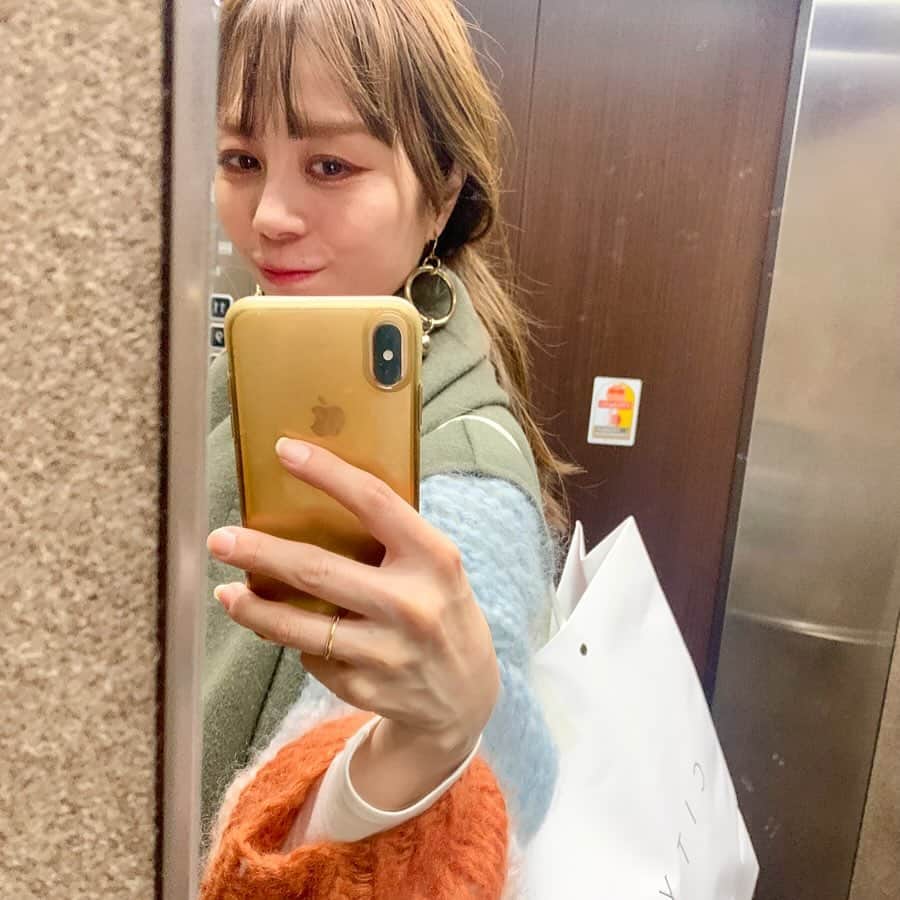 澤辺美香のインスタグラム：「久しぶりに妹とお出かけ♡  気になっていたコートをgetしました。 大切に着ようと♡  #コート#ニットコーデ」