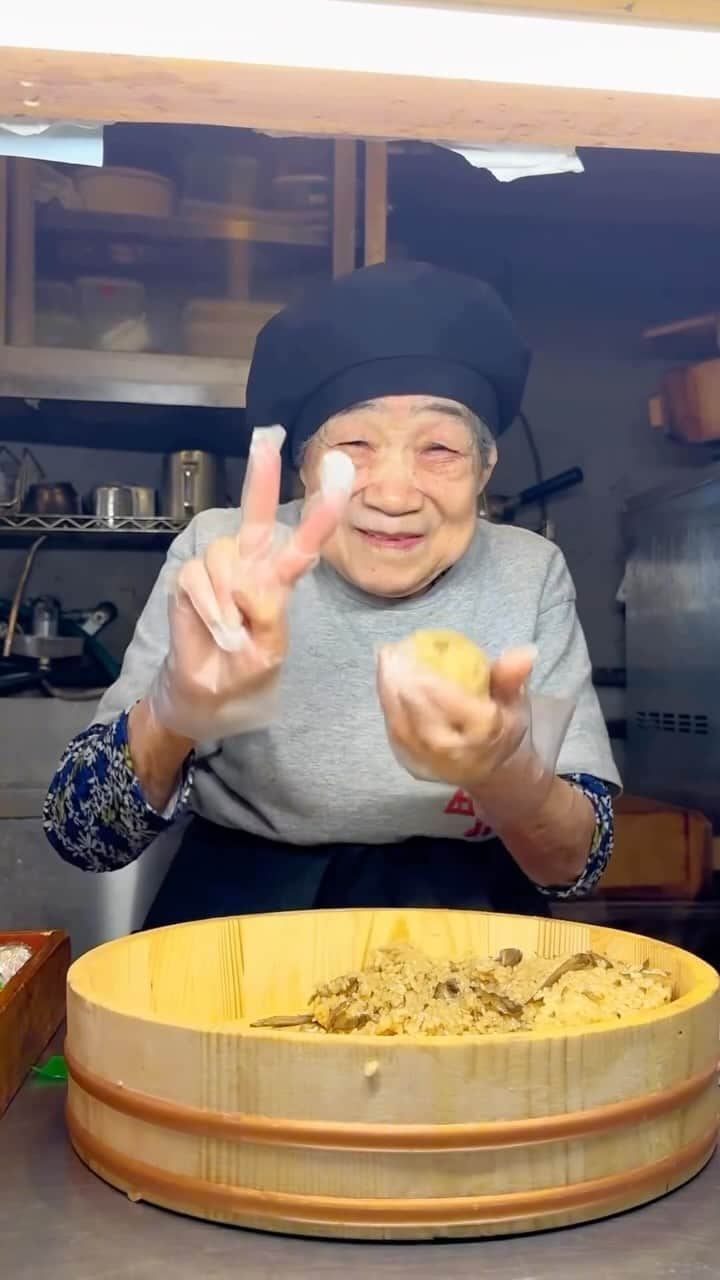 Earth Picsのインスタグラム：「🎥 @wolf.0313 who wouldn’t want to eat with these lovely elderly」