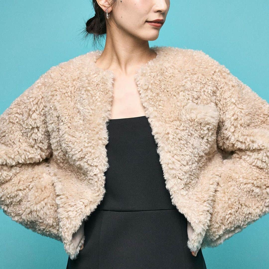 VERMEIL par ienaさんのインスタグラム写真 - (VERMEIL par ienaInstagram)「冬の特別感を纏うfluffy fur jacketが登場！ シンプルなベアワンピースを合わせてドレッシーな雰囲気に。  ◼︎23011938800040 fluffy fur jacket ¥39,000+tax  ◼︎23040938801040 スキューバーベアワンピース ¥25,000+tax  #vermeilpariena #ヴェルメイユパーイエナ  #2023aw」12月6日 17時19分 - vermeilpariena