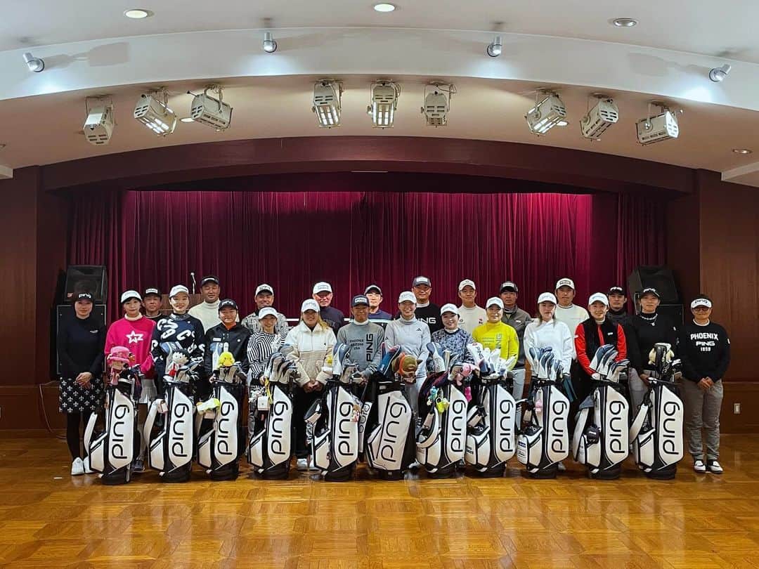 竹山佳林のインスタグラム：「CLUB PINGファン感謝デー 2023🌟  今年もTeam PINGの一員として参加させていただきました⛳️ 日頃からPINGを愛用してくださっている皆様と様々なイベントを通して交流できて、私もとても楽しませていただきました👏  @pinggolf_japan さま 今年も一年サポートしていただきありがとうございました✨  #golf #ping #pinggolf #pinggolf_japan #teamping #clubpingファン感謝デー #pingファン感謝デー2023   #5枚目の写真は #休憩中のひとコマ #撮影者 @nnk_golf @pinacoooon」