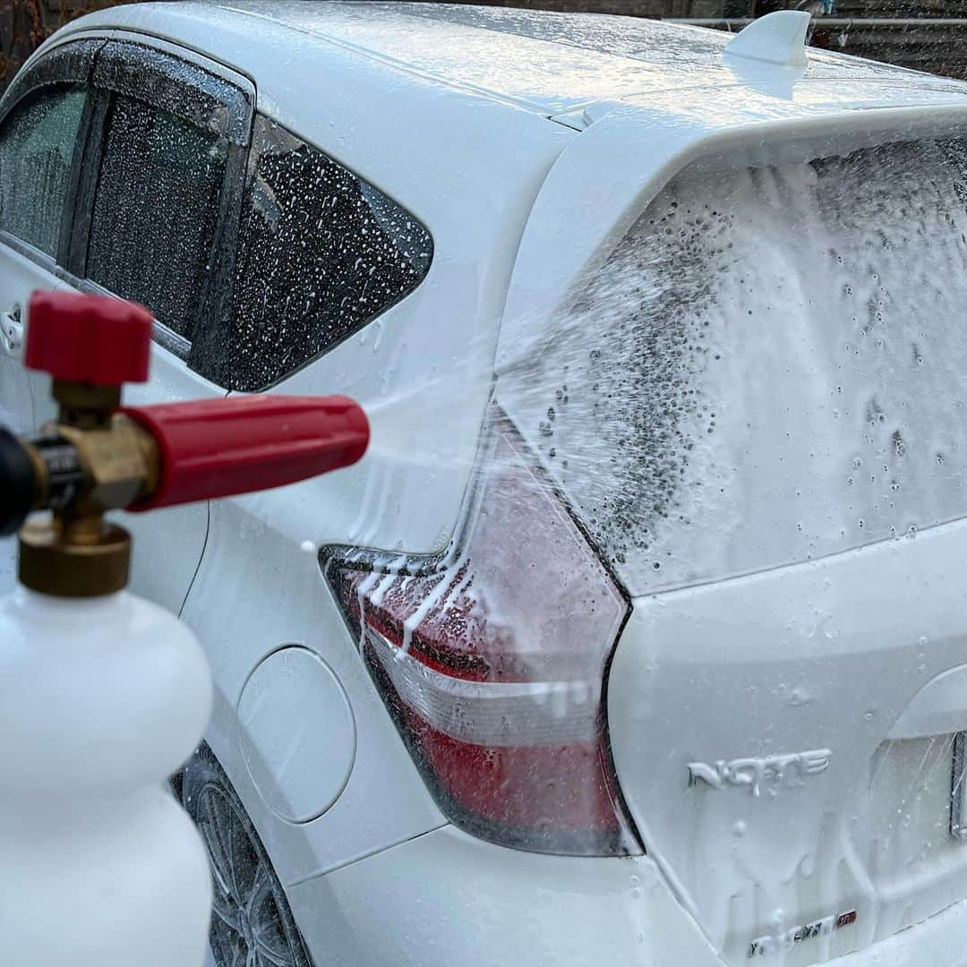 木村真人のインスタグラム：「雪でドロドロになってしまった愛車をフォームランスにシトラスウォッシュ（弱アルカリ洗剤）入れて噴射！ その後高圧で流して大きな汚れを取り洗車キズ付けるリスクを減らして仕上げにパープルベルベット（中性カーシャンプー）でスポンジ洗い！  仕上げは純水で濯いで完了！  #愛車 #クリスマス #大掃除 #オートブライトダイレクト」