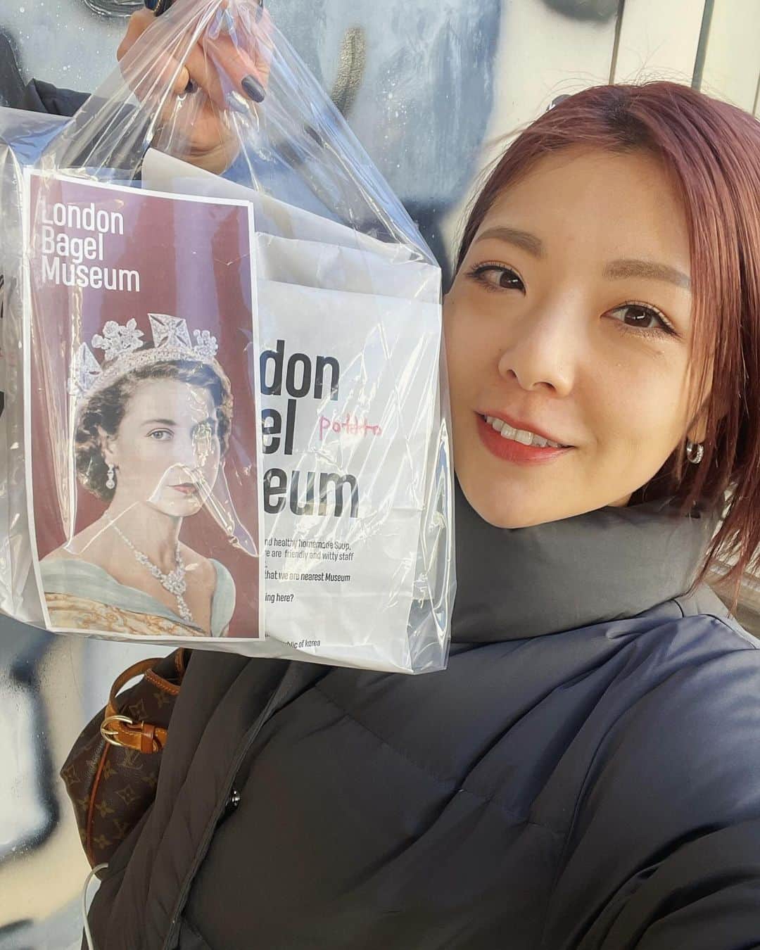 小川麻琴さんのインスタグラム写真 - (小川麻琴Instagram)「今回の韓国の旅で、ぜーったい行くと決めていたベーグルショップ @london.bagel.museum 🥯✨  口コミ等を見ていて、 朝から行列で1〜2時間待ちは覚悟していたのですが、、  平日の10:30に行って、 イートインもテイクアウトもまさかの3時間待ち🫠🫠🫠  想像以上の待ち時間とあまりの寒さに心が折れそうになりましたが、ここだけは！と思っていたお店だったので頑張って3時間待ちました🥹  別で動いていたmkチーム( @mkcafe_okinawa )にもお土産に買ったよ🥯💕  1番人気のポテトチーズベーグルは、モッチモチの生地の中にマッシュポテトが包み込んであって、その上に大きなチェダーチーズがトッピングされてました🤭  冷めていても モッチモチでめちゃくちゃ美味しかった🥹❤️  3時間待った甲斐がありました🥰🥰🥰  #韓国 #韓国旅行 #ベーグル #ベーグル巡り  #ロンドンベーグルミュージアム  #ロンドンベーグルミュージアム安国店  #まことパン #まことベーグル #パンスタグラム」12月6日 17時14分 - 1029_makoto