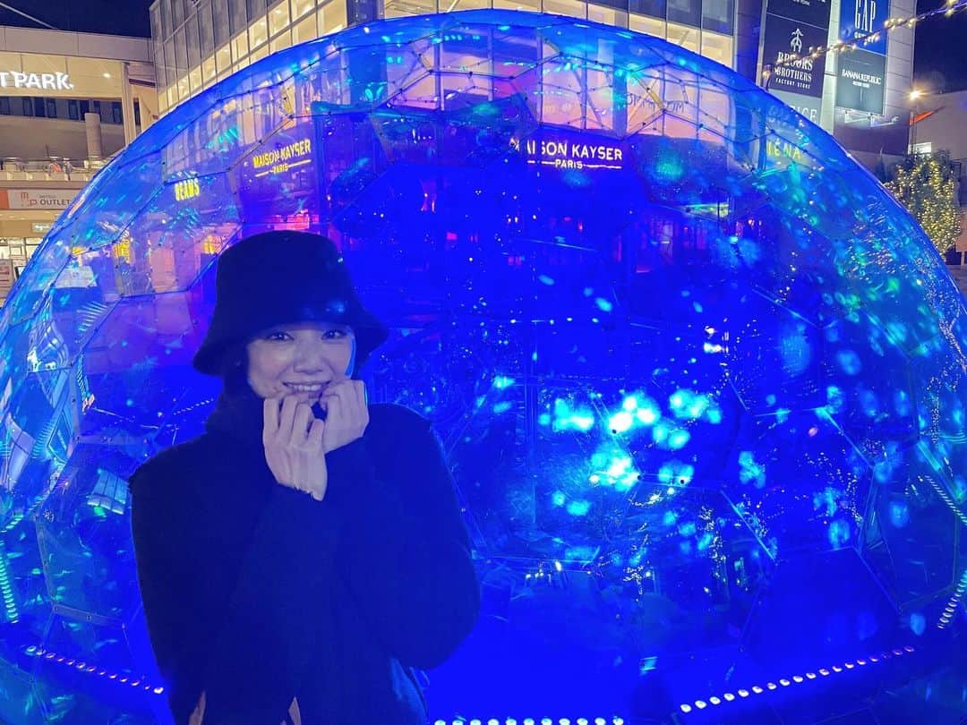 片山萌美のインスタグラム：「🔮🪐💎  不思議な半円の イルミネーション🔮🪐💎  冬は 街がキラキラしていて 綺麗よねぇ❄️  #イルミネーション #moemikatayama   ちなみに2枚目は 一生懸命撮ってる マネージャーさんです🤳✨」