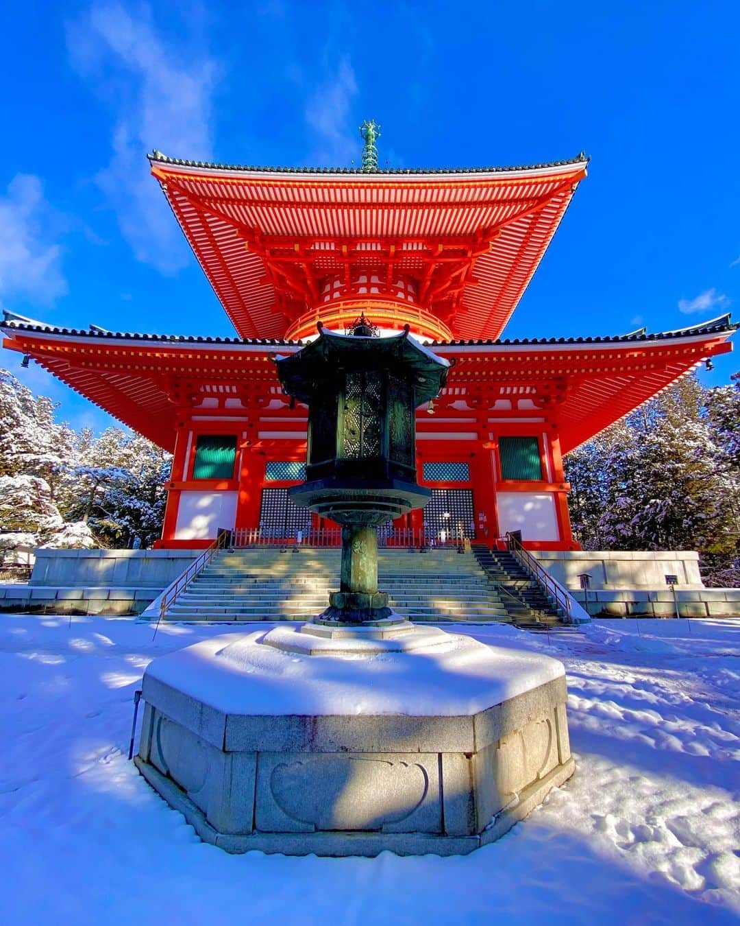 JALさんのインスタグラム写真 - (JALInstagram)「. 雪景色とのコントラストが美しい✨ 和歌山県 #高野山 壇上伽藍 #DramaticDecember . . Photo by @kyoto_fan_jp Post your memories with #FlyJAL  #JapanAirlines #JAL #travel #雪 #snow #冬 #winter #和歌山県 #壇上伽藍 #冬景色 #絶景 #絶景スポット #日本 #日本の絶景 #日本の風景 #国内旅行 #旅行 #日本航空」12月6日 17時30分 - japanairlines_jal