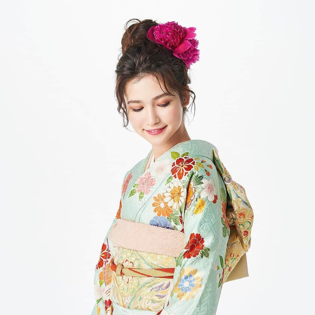 ハツコ エンドウのインスタグラム：「＊  Hatsuko Endo Weddings Kimono_振袖  ハツコ エンドウ ウェディングス銀座 03-3561-3301（きもの）  Hair&Makeup：Hatsuko Endo @hatsukoendo_sakata  @hatsukoendo_hairmakeup   Dressing：Hatsuko Endo  #hatsukoendo  #hatsukoendoweddings #hatsukoendobeauty #beauty #hair #makeup #kimono #accessories  #traditional  #japanese #photo #ハツコエンドウ #ハツコエンドウウェディングス #きもの #和装 #振袖 #ビューティー #ヘアメイク #洋髪 #ヘアード #生花 #コーデ #撮影  #列席 #成人式 #美容室」