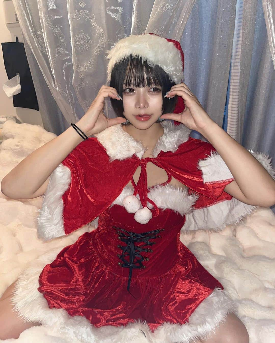 ちなぷぷさんのインスタグラム写真 - (ちなぷぷInstagram)「クリスマスの準備、みんなできてる？🎄 . . . . . . . . . #プリント倶楽部 #プリクラ #ぷりくらぽーず #ぷりんと倶楽部　#地雷系女子 #黒髪ボブ #黒髪ボブ前髪ぱっつん #ぱっつん前髪 #ぱっつんボブ　#サブカル女子 #サブカルファッション #自撮り#ボブカット #裾カラー #ブルーカラー #インナーカラー #ボブ #ボブヘアー#サブカル #サブカルファッション #サブカル女子 #ファッション #ファッションコーデ#韓国　#クリスマス#クリスマスコスプレ#クリスマスコーデ　#サンタコス」12月6日 17時34分 - tina._.nyan