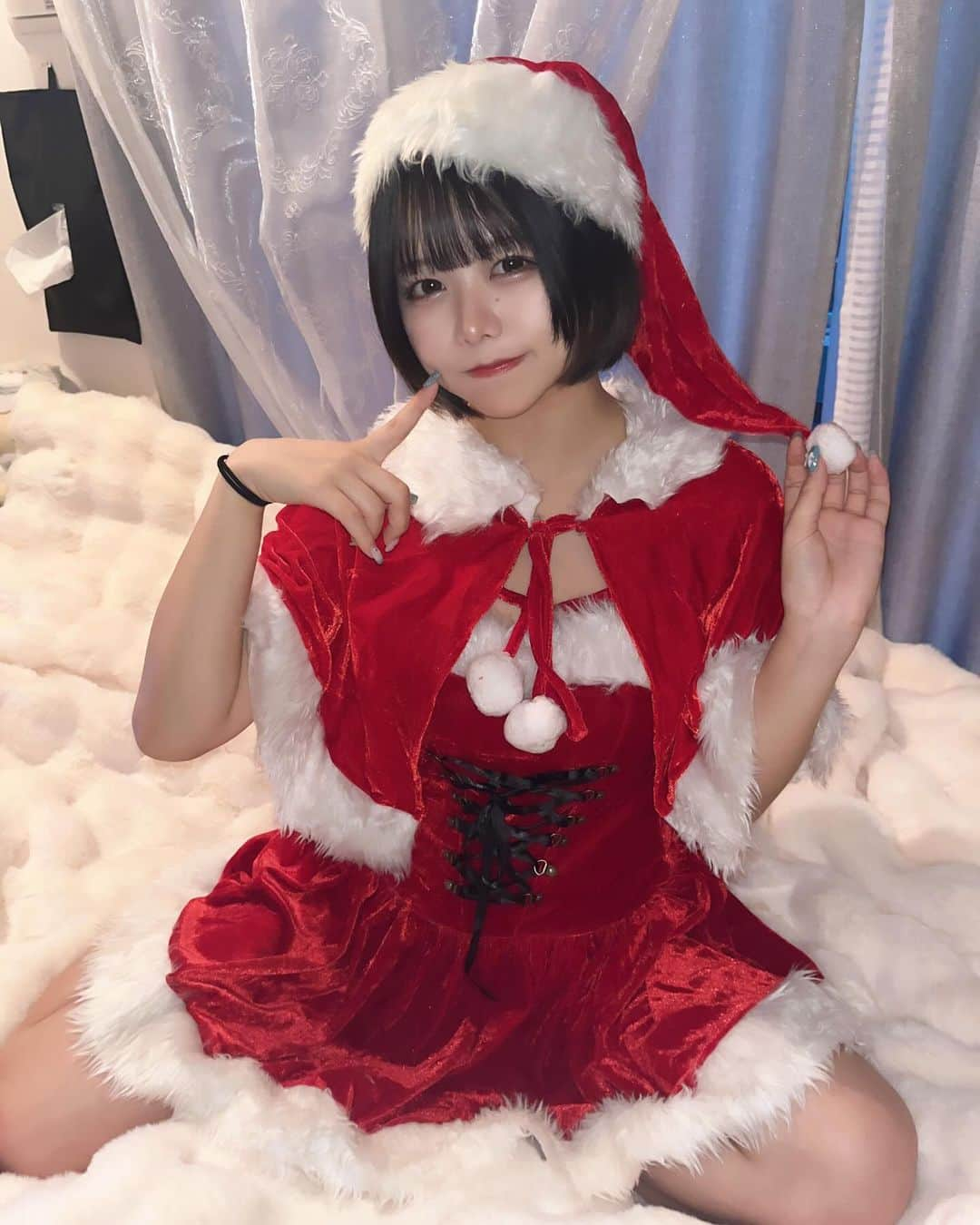 ちなぷぷさんのインスタグラム写真 - (ちなぷぷInstagram)「クリスマスの準備、みんなできてる？🎄 . . . . . . . . . #プリント倶楽部 #プリクラ #ぷりくらぽーず #ぷりんと倶楽部　#地雷系女子 #黒髪ボブ #黒髪ボブ前髪ぱっつん #ぱっつん前髪 #ぱっつんボブ　#サブカル女子 #サブカルファッション #自撮り#ボブカット #裾カラー #ブルーカラー #インナーカラー #ボブ #ボブヘアー#サブカル #サブカルファッション #サブカル女子 #ファッション #ファッションコーデ#韓国　#クリスマス#クリスマスコスプレ#クリスマスコーデ　#サンタコス」12月6日 17時34分 - tina._.nyan