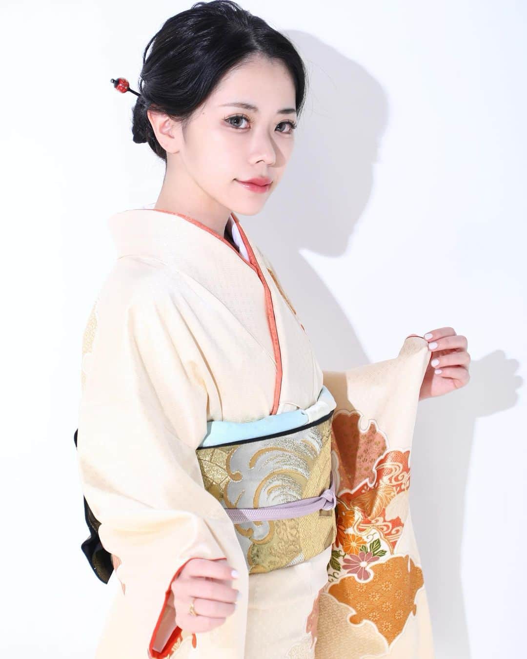 竹内えりかさんのインスタグラム写真 - (竹内えりかInstagram)「我ながら和装が一番似合うと思う👘 素敵な着物をいただきました❣️嬉しい🥰🥰🥰 .   #お洒落さんと繋がりたい #おしゃれさんと繋がりたい #いいね返し #美男美女と繋がりたい #f4f #lfl #fff  #いいね返し#いいねした人全員フォローする#フォロバ100 #ミスコン #韓国好きな人と繋がりたい #オルチャン #オルチャンメディア #얼스타그램 #맞팔 #옷스타그램 #패션스타그램 #셀스타그램 #오오티디 #셀카좋아요반사 #instalike #selca  #お寿司好きな人と繋がりたい」12月6日 17時34分 - taeri_ka