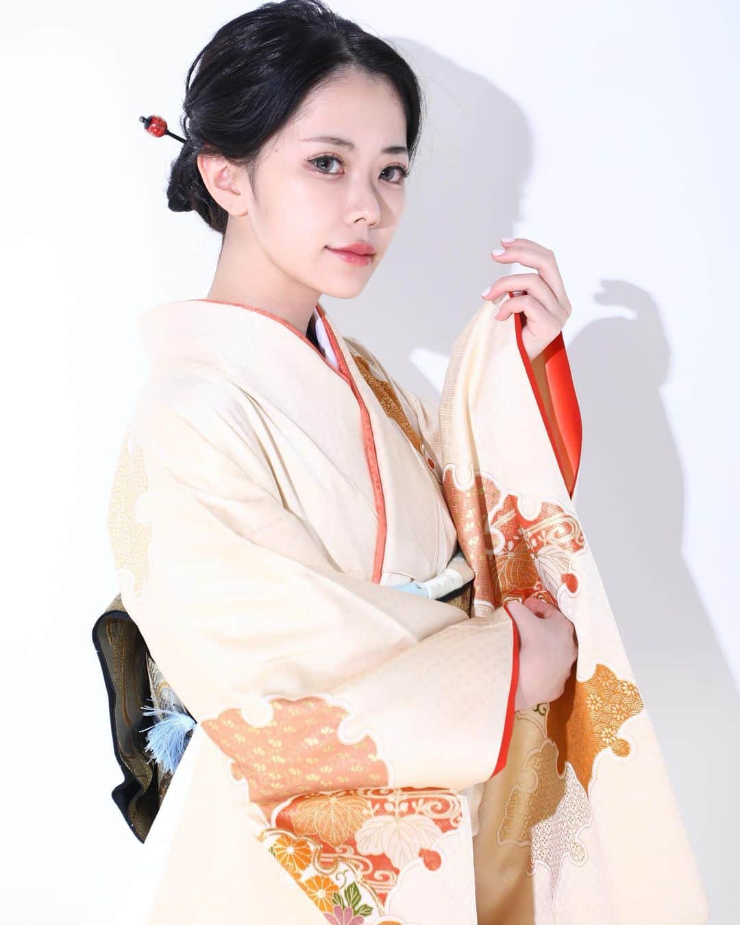 竹内えりかさんのインスタグラム写真 - (竹内えりかInstagram)「我ながら和装が一番似合うと思う👘 素敵な着物をいただきました❣️嬉しい🥰🥰🥰 .   #お洒落さんと繋がりたい #おしゃれさんと繋がりたい #いいね返し #美男美女と繋がりたい #f4f #lfl #fff  #いいね返し#いいねした人全員フォローする#フォロバ100 #ミスコン #韓国好きな人と繋がりたい #オルチャン #オルチャンメディア #얼스타그램 #맞팔 #옷스타그램 #패션스타그램 #셀스타그램 #오오티디 #셀카좋아요반사 #instalike #selca  #お寿司好きな人と繋がりたい」12月6日 17時34分 - taeri_ka