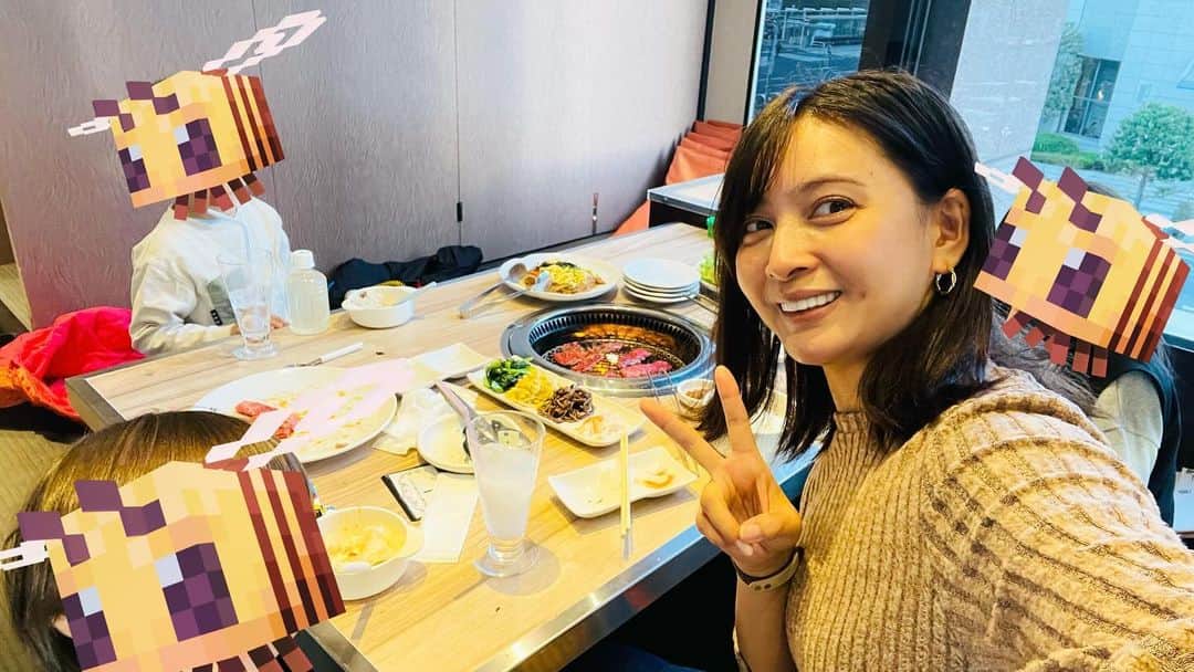 加藤夏希のインスタグラム：「子供達を連れて焼肉へ❤️どこのお店よりも美味しくて👀お肉争奪戦です！！！1人で3人のワンオペおでかけも慣れました😏」