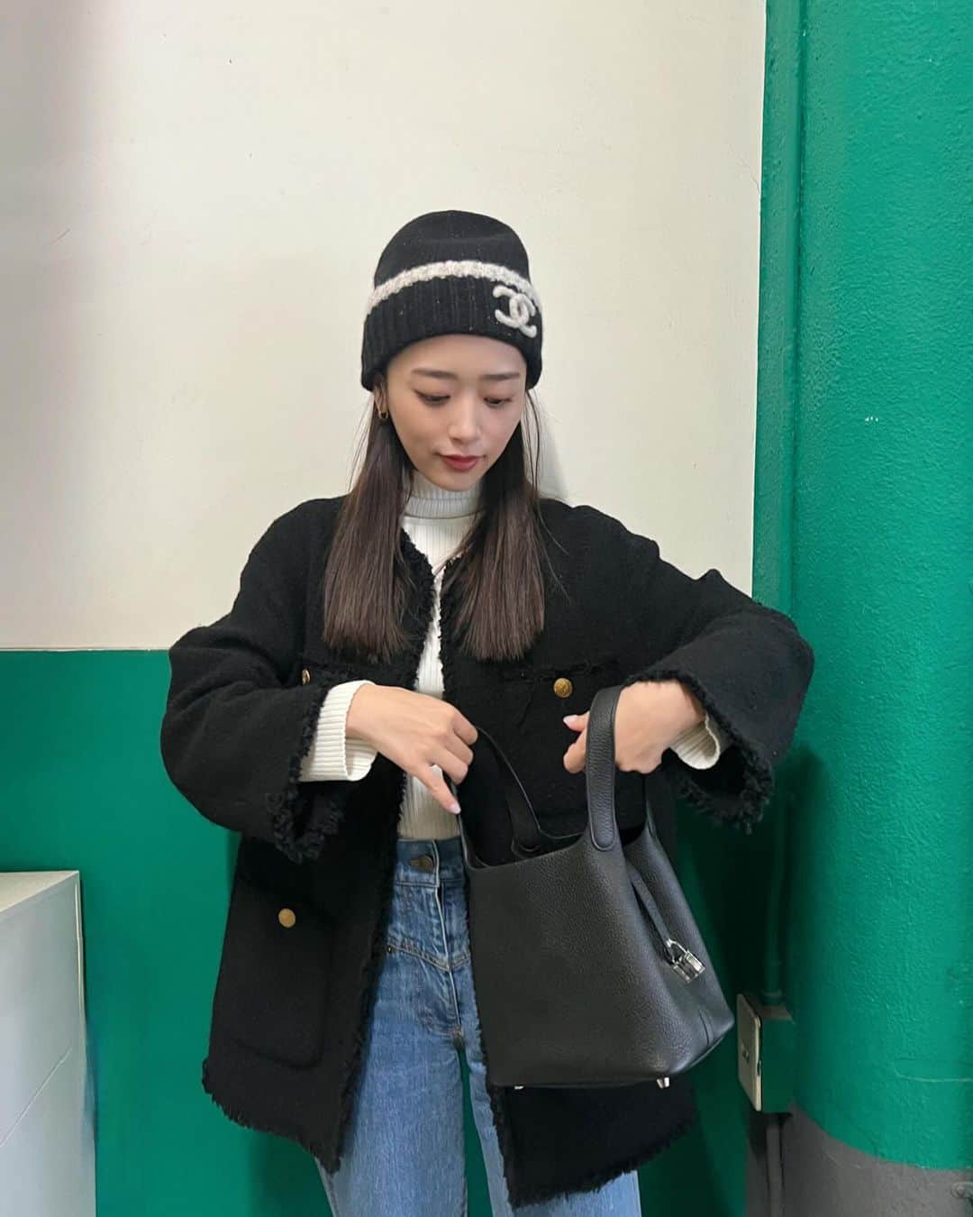 近藤千尋さんのインスタグラム写真 - (近藤千尋Instagram)「今年はニット帽ばかり買ってしまうなぁ💕🫶  表参道のイルミネーションが キラキラ綺麗でした✨😇この季節大好き〜❤️  さて、今日はラーメンが食べたいと言われたので 餃子🥟とラーメンにします🍜 (マネージャーさんとお昼ラーメン食べたことは内緒🤫)」12月6日 17時35分 - chipichan.1215