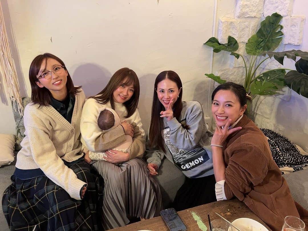 吉木りさのインスタグラム：「フジテレビ『オールスター合唱バトル』で仲良くなったご近所ママ友さんで先日集まりました🥰✨⠀ ⠀ 佐藤聖羅ちゃん、MAXのNANAさん、そして高橋ユウちゃんと✨❤️😊⠀ ⠀ オシャレで広い個室に大画面のテレビもある @blue_ribbon_tokyo 🌿✨⠀ ⠀ おかげでキッズ達も一緒にワイワイ楽しめました👶🏻👦🏻🎵⠀ ⠀ ガレットも美味しすぎました😭🫶⠀ ⠀ オールスター合唱バトルの放送も楽しみだね〜と話しておりました🥹🎤⠀ ⠀ 放送日は12/28(木)夜7時フジテレビ『オールスター合唱バトル』に私たちママ合唱団として参戦しております🥰⠀ ⠀ ぜひご覧ください😊✨」