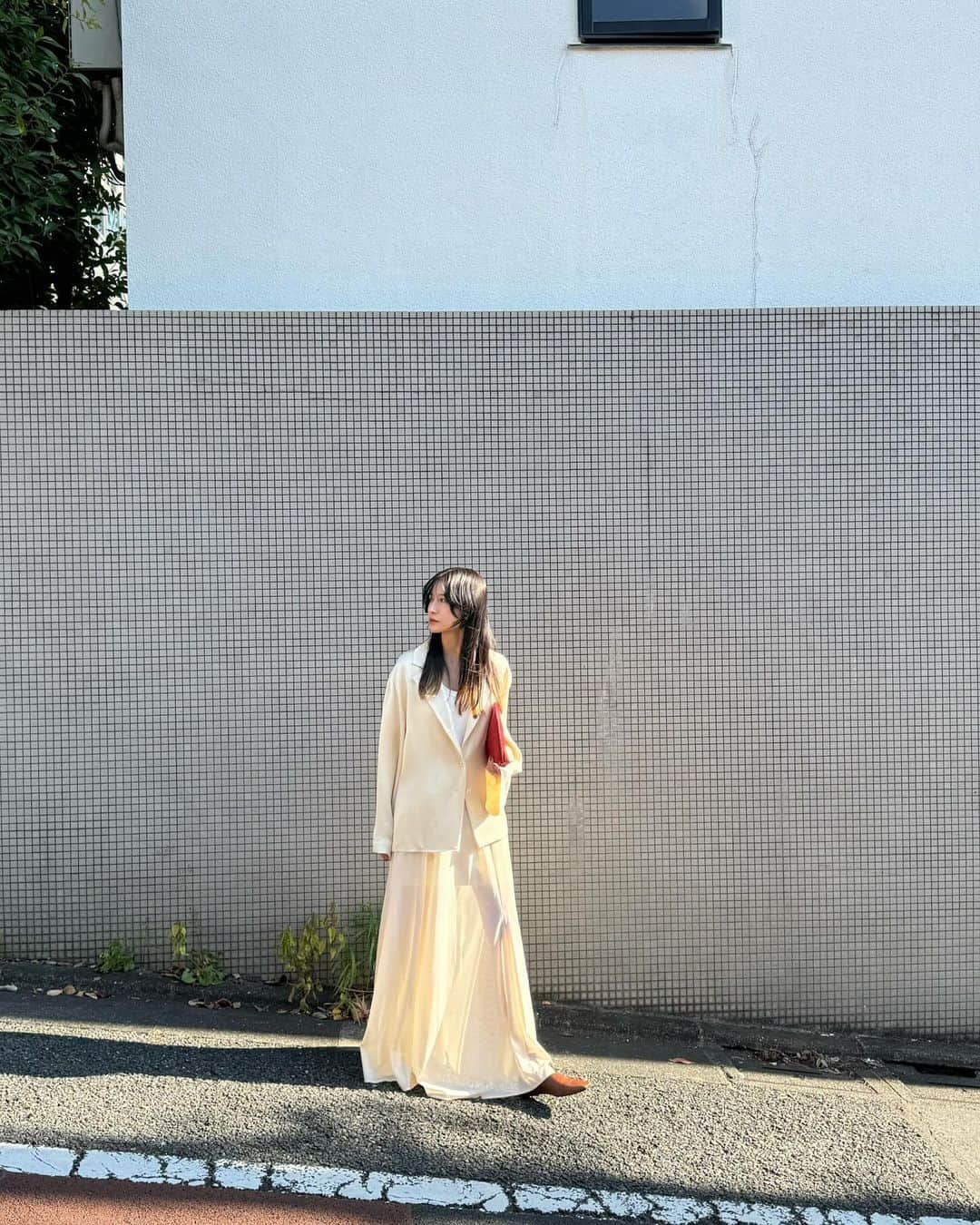 松本恵奈さんのインスタグラム写真 - (松本恵奈Instagram)「24SS先行アイテムのサテンシャツとシアースカート⚪️ topsもskirtもめちゃくちゃ好きだなー♡  TAILORED SATIN SHIRT サテン生地のテーラードシャツ。  タックインをすると深いVあきの見え方になるように釦位置を低く設定し、ラペルの大きさにもこだわったデザインにしました✨ ベルスリーブの袖も女性らしくていいよね😊 シルキーで上品な光沢感の日本製アセテート100%のダブルサテン素材を使用したイチオシのシャツです◎  SHEER FLARE SKIRT マットな質感の柔らかなチュールを使用したシアースカート。 シルエットは女性らしいフレアマーメイドで女の子みんな好きなやつ♡ 動いたときの透け感が絶妙で、春に1枚でさらっと履きたい1枚です🌸 楽しみにしていてください🙌🏻 #clane #24ss #先行予約アイテム #clane24sspreorder」12月6日 17時45分 - ena1123