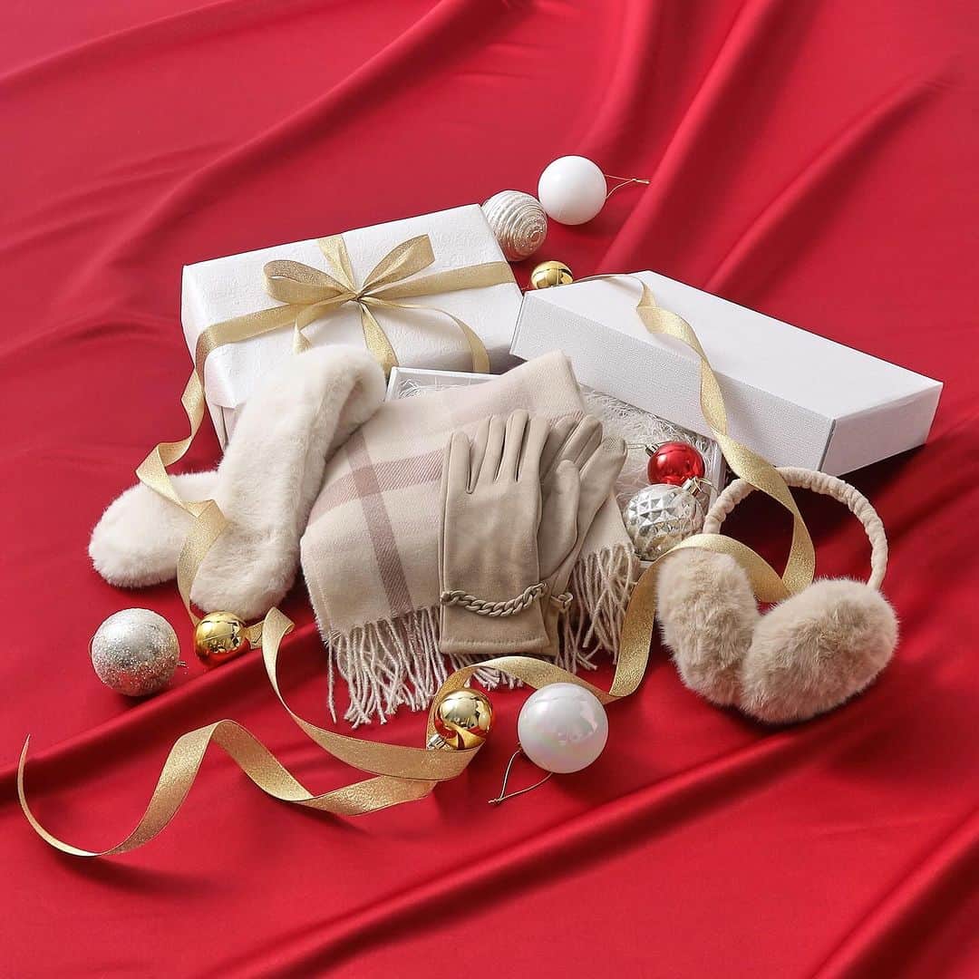 SHOO・LA・RUE_official さんのインスタグラム写真 - (SHOO・LA・RUE_official Instagram)「⁡ 𝐇𝐎𝐋𝐈𝐃𝐀𝐘 𝐆𝐈𝐅𝐓🎁 ⁡ 「今年もありがとう」という気持ちを込めてギフトを贈りたい。 　 ⁡ クリスマスプレゼントはもちろん、帰省や一年の締めくくりに会う身近な方にギフトを贈るのはいかがでしょうか？ ⁡ ホリデーギフトにおすすめなファッション小物をピックアップ♪ ⁡ 冬の防寒アイテムや気分が上がるツイードやファー小物など SHOO･LA･RUEではファッション雑貨を豊富に展開しております♡ ⁡ 店舗・公式オンラインストアにて好評販売中✨🔍 ⁡ ぜひチェックしてみてくださいね♪ ⁡ _________________________________ ⁡ ⁡ ※オンラインストアと店舗では販売価格が異なる場合がございますので予めご了承ください。 ⁡ ※店舗での販売価格・在庫につきましては直接ご来店予定店舗までお問い合わせ下さい。 ⁡ _________________________________ ⁡ ⁡ #shoolarue #シューラルー」12月6日 17時39分 - shoolarue_official