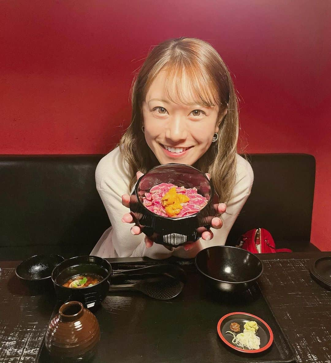 福本愛菜さんのインスタグラム写真 - (福本愛菜Instagram)「神戸にある雲丹しゃぶ工藤🧡🧡🧡  食べたかった黒毛和牛のひつまぶしが想像以上の美味しさやった〜🥺💓 お肉柔らかいしタレがご飯すすみすぎるし雲丹との相性抜群やし👏 美味しすぎて3杯は余裕で食べれたな〜🤫🤫🤫  並ぶ価値ありのお店でした🫶🏽❤️  #兵庫 #神戸 #三宮 #雲丹しゃぶ工藤 #兵庫ランチ #兵庫グルメ #神戸ランチ #神戸グルメ #三宮ランチ #三宮グルメ #三ノ宮ランチ #三ノ宮グルメ #黒毛和牛 #ひつまぶし #絶品 #絶品グルメ #😋」12月6日 17時40分 - aina_fukumoto