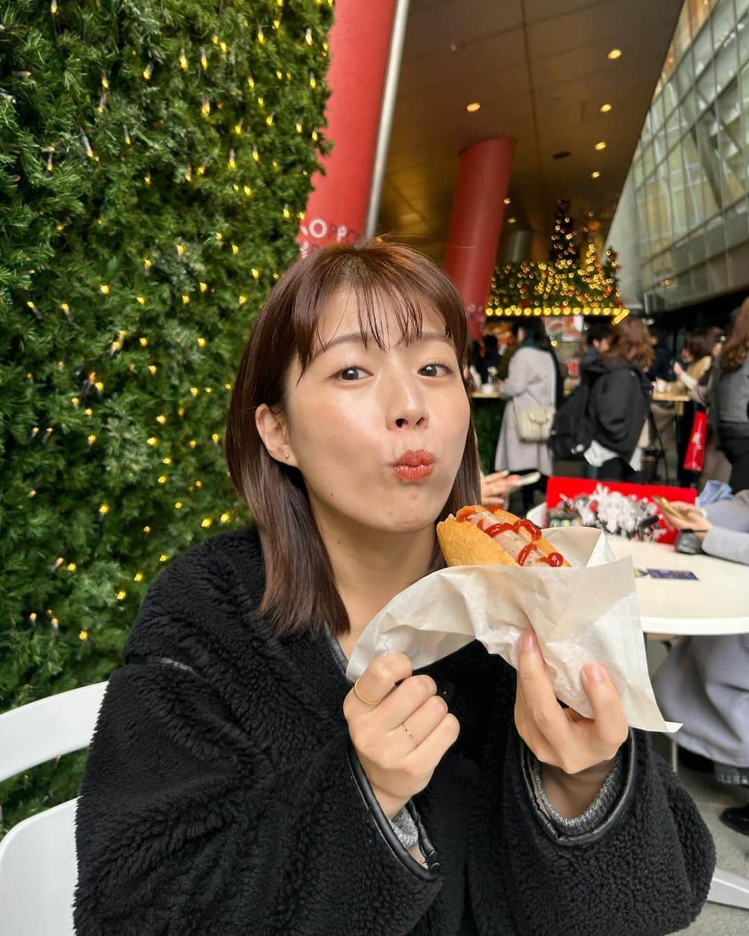 田中萌のインスタグラム：「* 六本木ヒルズの クリスマスマーケットへ🤍  この季節、街を見ているだけで 楽しい気分になりますね🎄✨  他にもいろいろ行きたいなあ☺️  #クリスマスマーケット#六本木ヒルズ#クリスマス#christmasmarket#ホットドッグ#🌭#食べるの大好き」