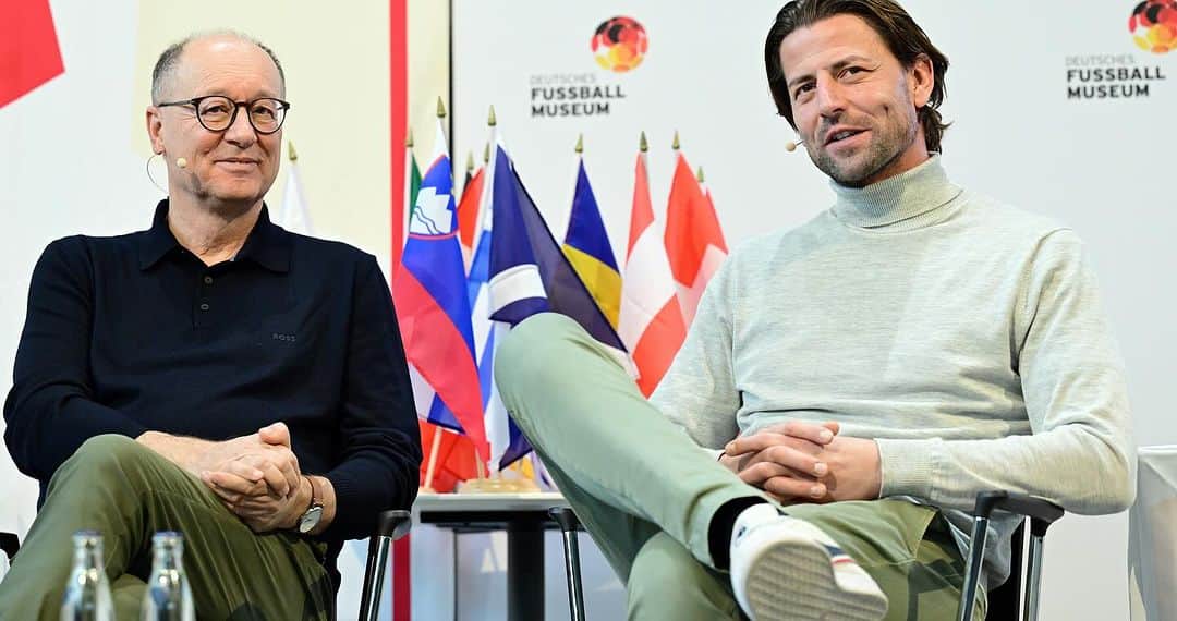 ローマン・ヴァイデンフェラーさんのインスタグラム写真 - (ローマン・ヴァイデンフェラーInstagram)「Fußball, Europa und Kultur „EUROKiK – Der Kulturkick im Klassenzimmer zur UEFA Euro 2024“ Startschuss für ein kulturelles Bildungsprojekt der besonderen Art. Im Deutschen Fußballmuseum in Dortmund begann für über 4.000 teilnehmende Kinder eine spannende Reise durch Europa und dessen fußballerische und kulturellen Besonderheiten. Ziel ist es, den Grundschulkindern einen motivierenden und inspirierenden Zugang zu den Themen Fußball, Europa und Kultur zu bieten. #KarinPlötz #Bernhard Gutowski #JoachimMasannek #SvenVoss @euro2024 @stadt_dortmund @laureus.sport.for.good」12月6日 17時42分 - romanweidenfeller