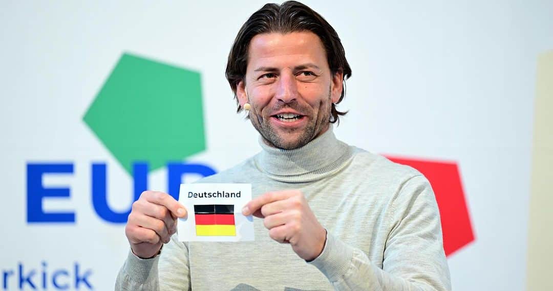 ローマン・ヴァイデンフェラーさんのインスタグラム写真 - (ローマン・ヴァイデンフェラーInstagram)「Fußball, Europa und Kultur „EUROKiK – Der Kulturkick im Klassenzimmer zur UEFA Euro 2024“ Startschuss für ein kulturelles Bildungsprojekt der besonderen Art. Im Deutschen Fußballmuseum in Dortmund begann für über 4.000 teilnehmende Kinder eine spannende Reise durch Europa und dessen fußballerische und kulturellen Besonderheiten. Ziel ist es, den Grundschulkindern einen motivierenden und inspirierenden Zugang zu den Themen Fußball, Europa und Kultur zu bieten. #KarinPlötz #Bernhard Gutowski #JoachimMasannek #SvenVoss @euro2024 @stadt_dortmund @laureus.sport.for.good」12月6日 17時42分 - romanweidenfeller