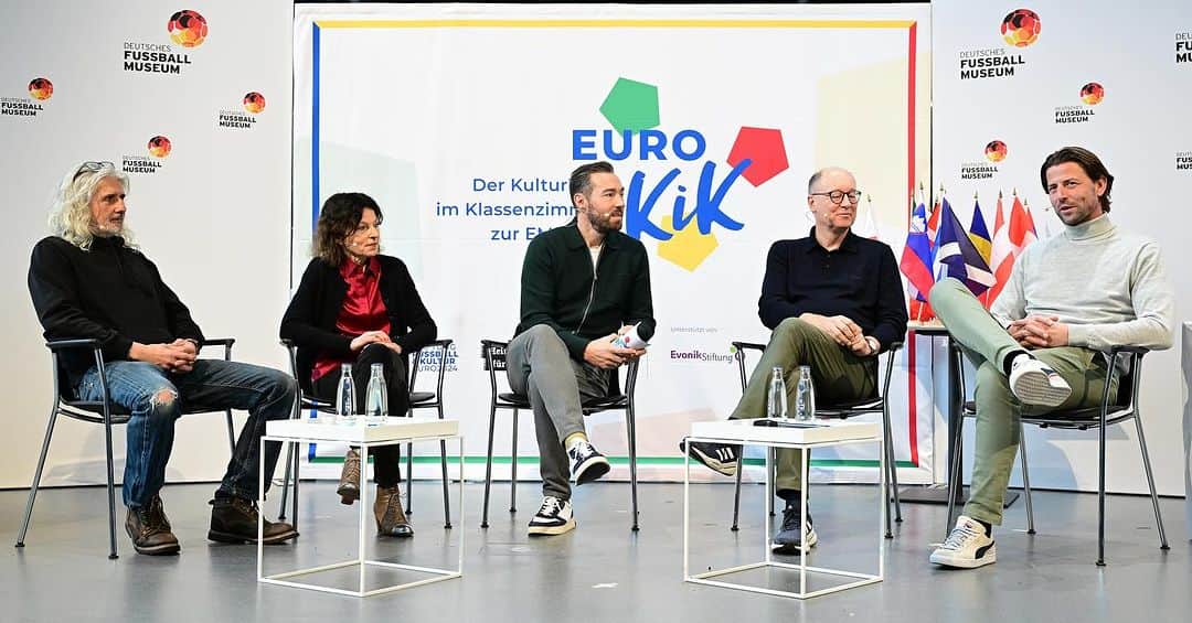 ローマン・ヴァイデンフェラーさんのインスタグラム写真 - (ローマン・ヴァイデンフェラーInstagram)「Fußball, Europa und Kultur „EUROKiK – Der Kulturkick im Klassenzimmer zur UEFA Euro 2024“ Startschuss für ein kulturelles Bildungsprojekt der besonderen Art. Im Deutschen Fußballmuseum in Dortmund begann für über 4.000 teilnehmende Kinder eine spannende Reise durch Europa und dessen fußballerische und kulturellen Besonderheiten. Ziel ist es, den Grundschulkindern einen motivierenden und inspirierenden Zugang zu den Themen Fußball, Europa und Kultur zu bieten. #KarinPlötz #Bernhard Gutowski #JoachimMasannek #SvenVoss @euro2024 @stadt_dortmund @laureus.sport.for.good」12月6日 17時42分 - romanweidenfeller