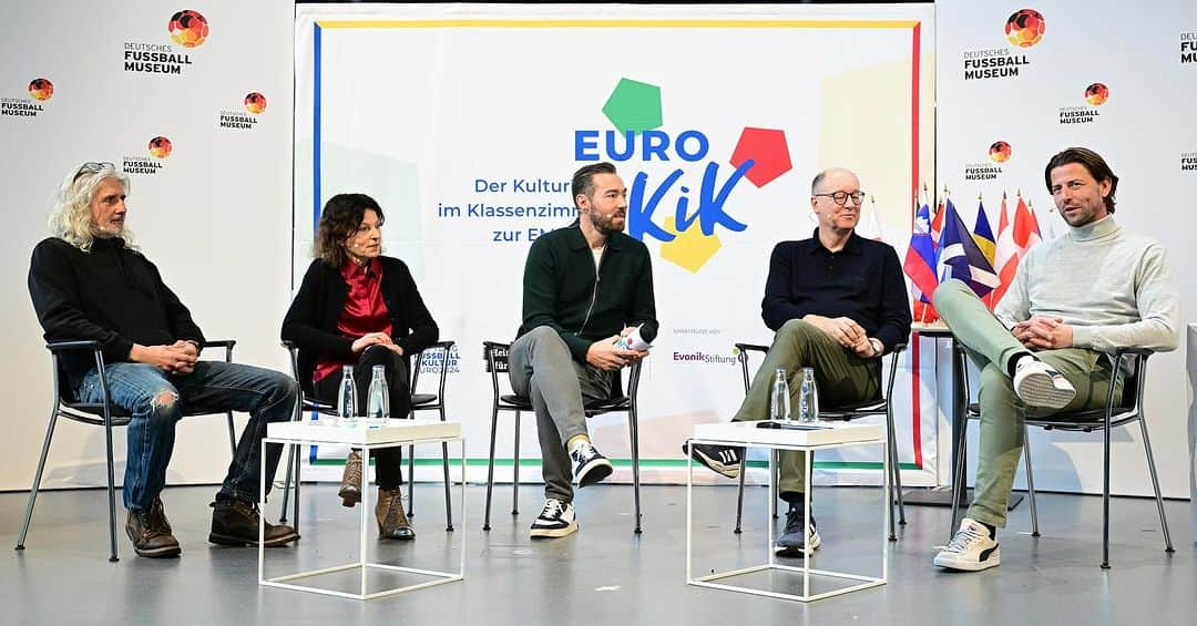 ローマン・ヴァイデンフェラーのインスタグラム：「Fußball, Europa und Kultur „EUROKiK – Der Kulturkick im Klassenzimmer zur UEFA Euro 2024“ Startschuss für ein kulturelles Bildungsprojekt der besonderen Art. Im Deutschen Fußballmuseum in Dortmund begann für über 4.000 teilnehmende Kinder eine spannende Reise durch Europa und dessen fußballerische und kulturellen Besonderheiten. Ziel ist es, den Grundschulkindern einen motivierenden und inspirierenden Zugang zu den Themen Fußball, Europa und Kultur zu bieten. #KarinPlötz #Bernhard Gutowski #JoachimMasannek #SvenVoss @euro2024 @stadt_dortmund @laureus.sport.for.good」