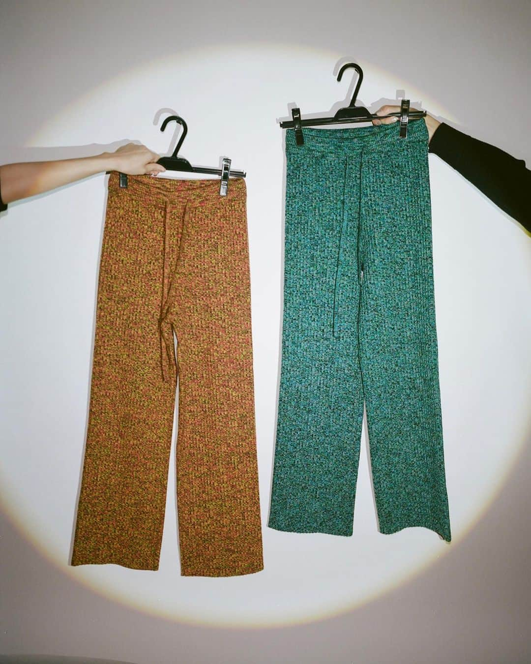 sodukさんのインスタグラム写真 - (sodukInstagram)「fall winter 23 collection mixed color knit trousers are available in camel and green.  #soduk #soduk23fw」12月6日 17時53分 - soduk_official