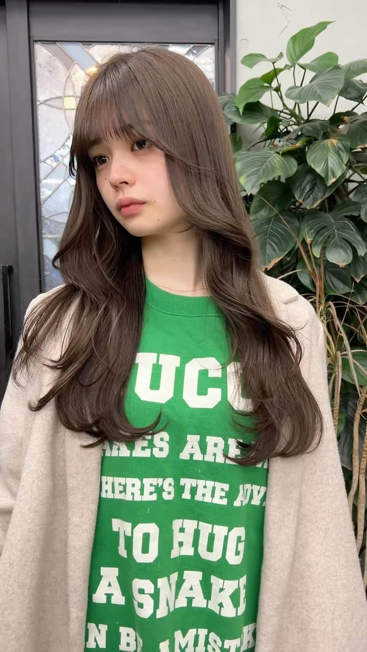 兼井遼のインスタグラム：「オリーブベージュ＊  柔らかくほつれるヘア😌  ツヤのある 暗くても透明のある カラーならお任せください☺️  12月のご予約も まだまだお取りできます🙇🏻  ご質問などは コメントにてお問い合わせください！😌  #ケアカラー  #ヘアアレンジ  #ケアダブルカラー  #巻き方  #髪質改善カラー  #イルミナカラー  #ミルクティーベージュ #グレージュ  #ケアブリーチ  #ハイライトカラー  #ハイトーンカラー  #ブリーチ  #ダブルカラー   #インナーカラー  #オリーブアッシュ  #グラデーションカラー  #グレージュカラー  #ツヤトーン  #パーマ  #艶髪  #外国人風  #髪質改善トリートメント  #くびれヘア  #シースルーバング  #髪質改善  #ラベンダーグレージュ  #オリーブグレージュ  #トリートメント  #ヘアアクセサリー　#インナーハイライトグラデーション」