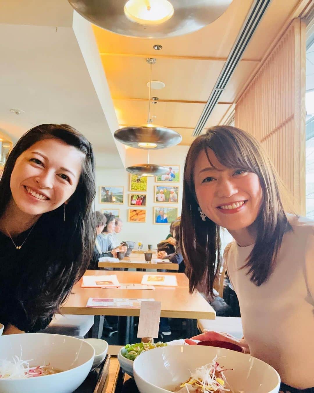 大隅智子のインスタグラム：「気象予報士の太田景子さんと表山道でランチをしました。 かつて広島で一緒で、離れてもこうして会えるのは嬉しいです。 太田さんは、相変わらずオーラがあり、綺麗でした！ 表山道も師走の華やかな雰囲気で楽しいひと時でした。」