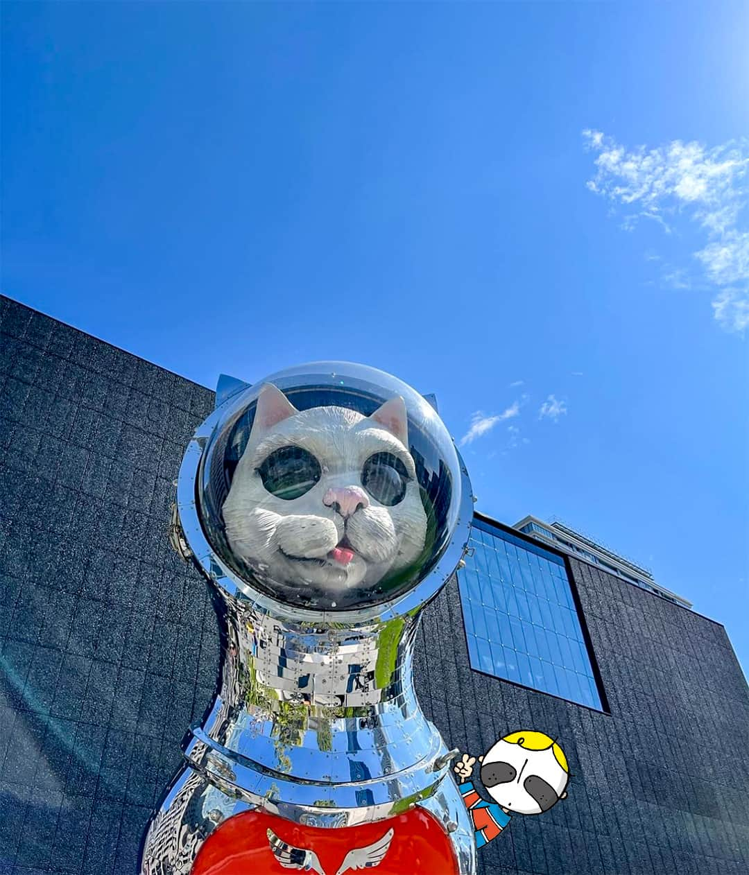 Osaka Bob（大阪観光局公式キャラクター）のインスタグラム：「Repost：@ancoro08  Nakanoshima Museum of Art, shaped like a black cube, opened in 2022. 🎨 Not only does it feature fascinating art exhibits, but the museum itself is also an impressive architectural sight. 👍  2022年にオープンしてブラックキューブ型の大阪中之島美術館🎨 展示しているアートだけじゃなくて、美術館そのものも建築物として見ごたえ十分👍   —————————————————————  #maido #withOsakaBob #OSAKA #osakatrip #japan #nihon #OsakaJapan #大坂 #오사카 #大阪 #Оsака #Осака #โอซาก้า #大阪観光 #sightseeing #Osakatravel #Osakajepang #traveljepang #大阪中之島美術館」