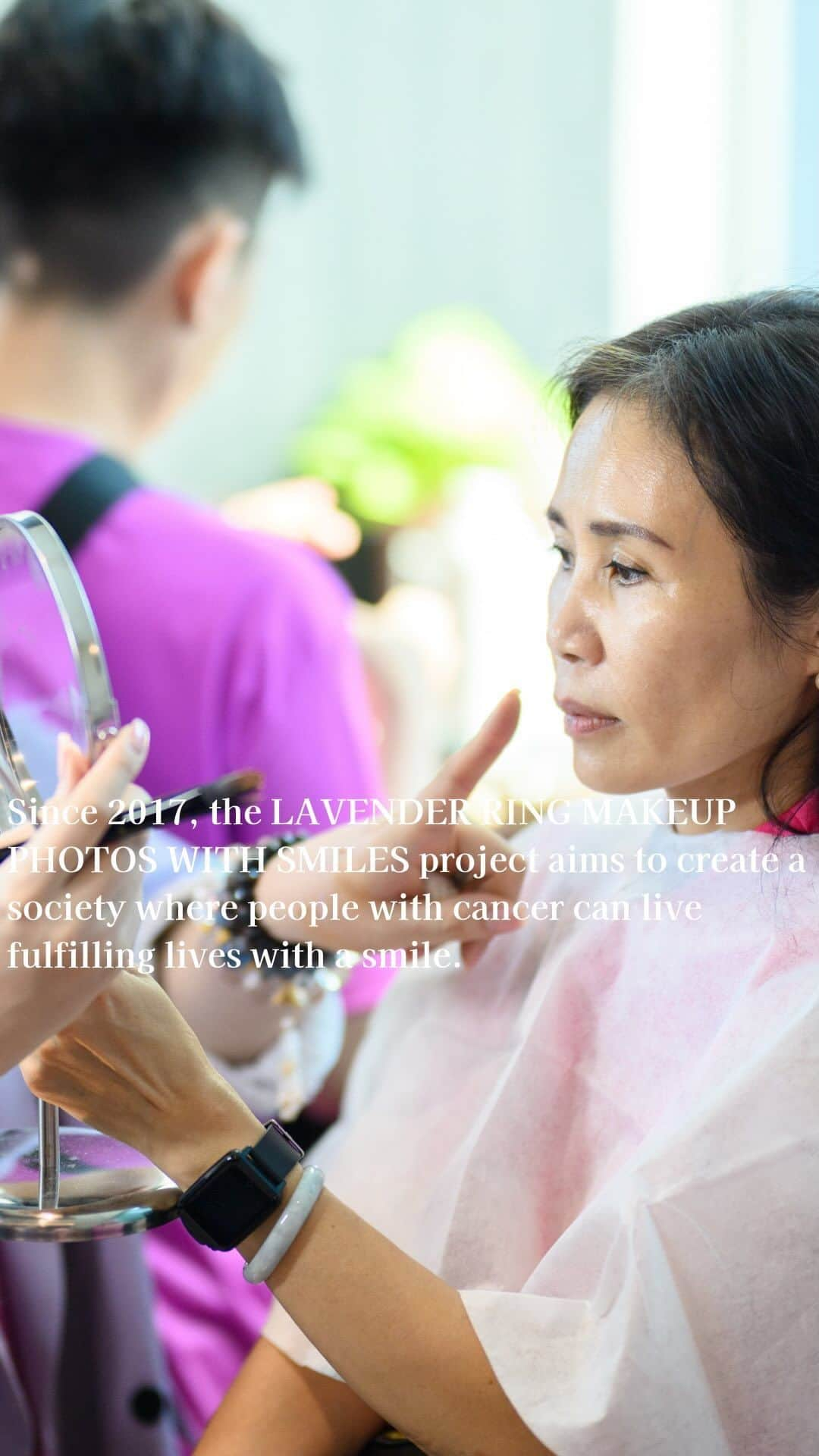 資生堂 Shiseido Group Shiseido Group Official Instagramのインスタグラム：「Since 2017, the LAVENDER RING MAKEUP PHOTOS WITH SMILES project aims to create a society where people with cancer can live fulfilling lives with a smile.  Shiseido Asia Pacific and Shiseido Singapore hosted the second annual Lavender Ring initiative in Singapore in partnership with @sgcancersociety . 60 cancer patients and survivors received a makeover and photoshoot session from Shiseido make-up artists and hairstylists. The initiative hopes to provide the cancer community a voice to debunk stereotypes surrounding their illness and instill confidence in themselves.  Bringing together cancer survivors to share their stories, we hope to support cancer survivors in continuing to live their lives with dignity and smiles.    2017年以来、LAVENDER RING MAKEUP PHOTOS WITH SMILESプロジェクトは、がんを患う人々が笑顔で充実した生活を送ることができる社会作りを目指しています。  資生堂アジアパシフィックと資生堂シンガポールは、 @sgcancersociety とともに、シンガポールで2回目のLAVENDER RINGイベントを開催しました。 60人のがん患者とがんサバイバーが、資生堂のメイクアップアーティストとヘアスタイリストによるメイクアップや写真撮影セッションを受けました。LAVENDER RINGは、がんに関する偏見を払拭し、自信を高められるよう、がん患者とがんサバイバーが発信する場を提供しています。  それぞれのストーリーをわかちあうことで、みなさんが尊厳を持って笑顔で生活し続けることを今後もサポートし続けます。  #beautyinnovationsforabetterworld #資生堂 #LAVENDERRING #makeupphotoswithsmiles」