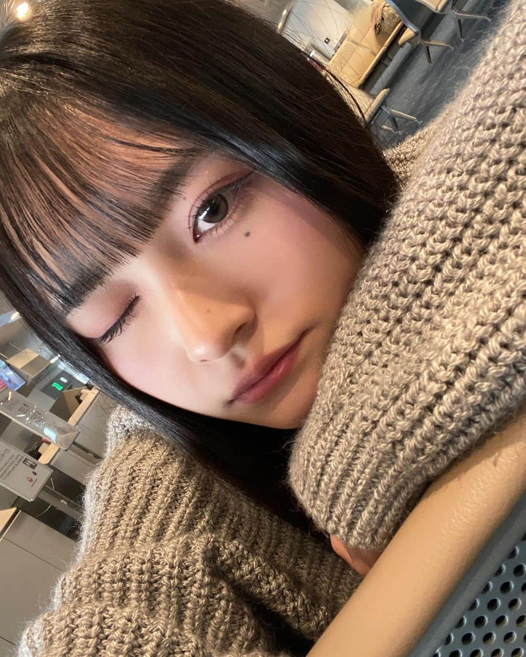 桐原美月さんのインスタグラム写真 - (桐原美月Instagram)「. ⁡ 冬はｼﾞｮｲﾌﾙﾒﾄﾞﾚｰﾃｨｰﾗﾃ❄♡ ⁡ ⁡ ⁡ ⁡ ⁡ ＿＿＿＿＿＿＿＿＿＿＿＿＿＿＿＿＿＿＿＿＿＿ ⁡ #오오티디 #데일리룩 #韓国ファッション #y2k #newjeans #平成ギャル #韓国ギャル #韓国ヘア #ロングヘア #シールエクステ  #フルバング #シースルー前髪 #韓国前髪 #ヨシンモリ #巻き髪アレンジ #巻き髪 #アイドル #グラビアアイドル #グラビア #reels #03 #셀카 #패션 #일상 #일본」12月6日 18時01分 - kirihara_mizuki