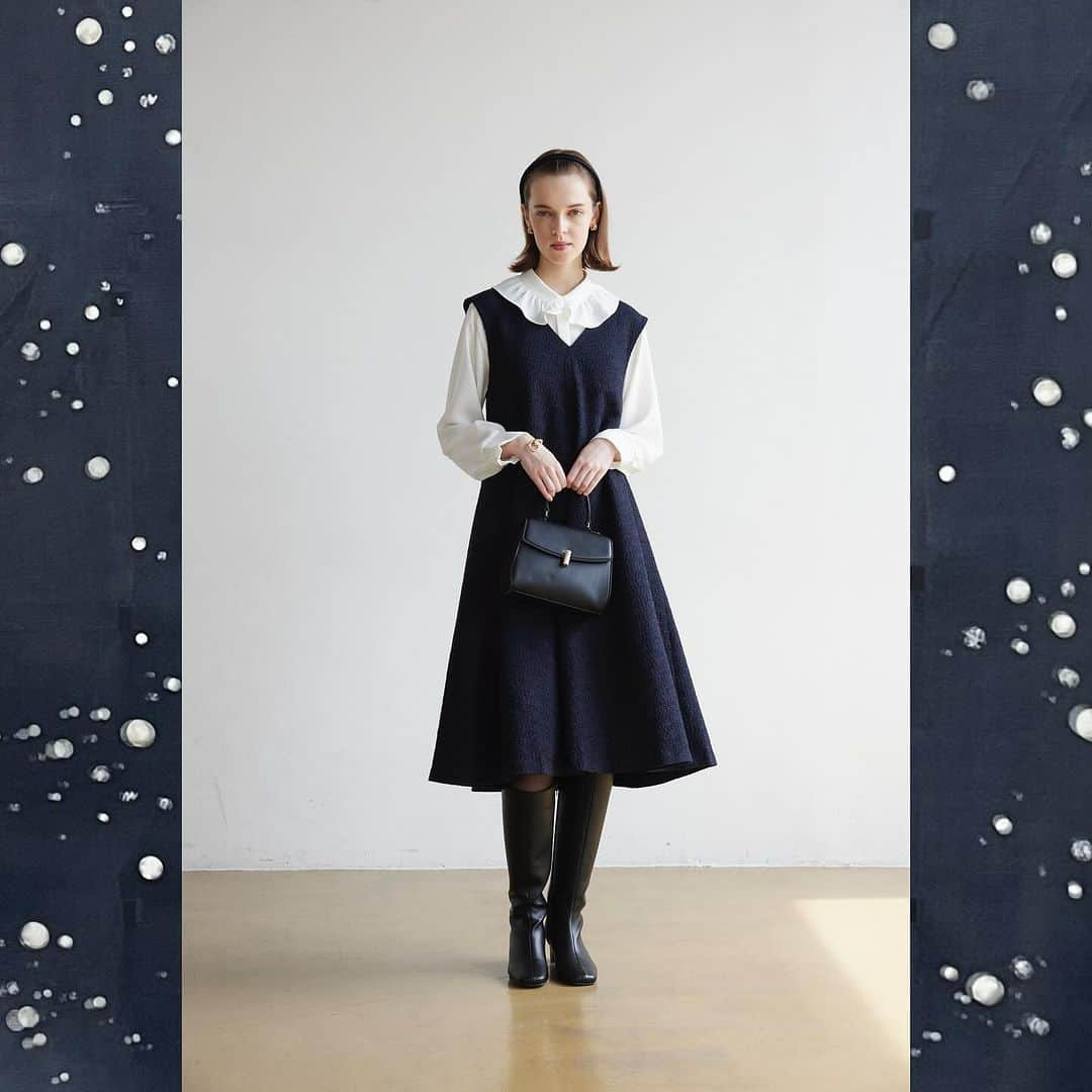 kumikyokuのインスタグラム：「- 【2023 Autumn Winter SEASON LOOK】vol.4  ✧  エレガントで端正 大人の可愛げがあるジャンスカ  ✧  なんといっても生地の表情にこだわりました。 数種類の意匠糸を使い、上品でやわらかな雰囲気に仕上げています。  #kumikyoku #組曲#オンワード #オンワードクローゼット #23aw #冬コーデ#ワンピーススタイル#ジャンスカコーデ#ジャンパースカート」