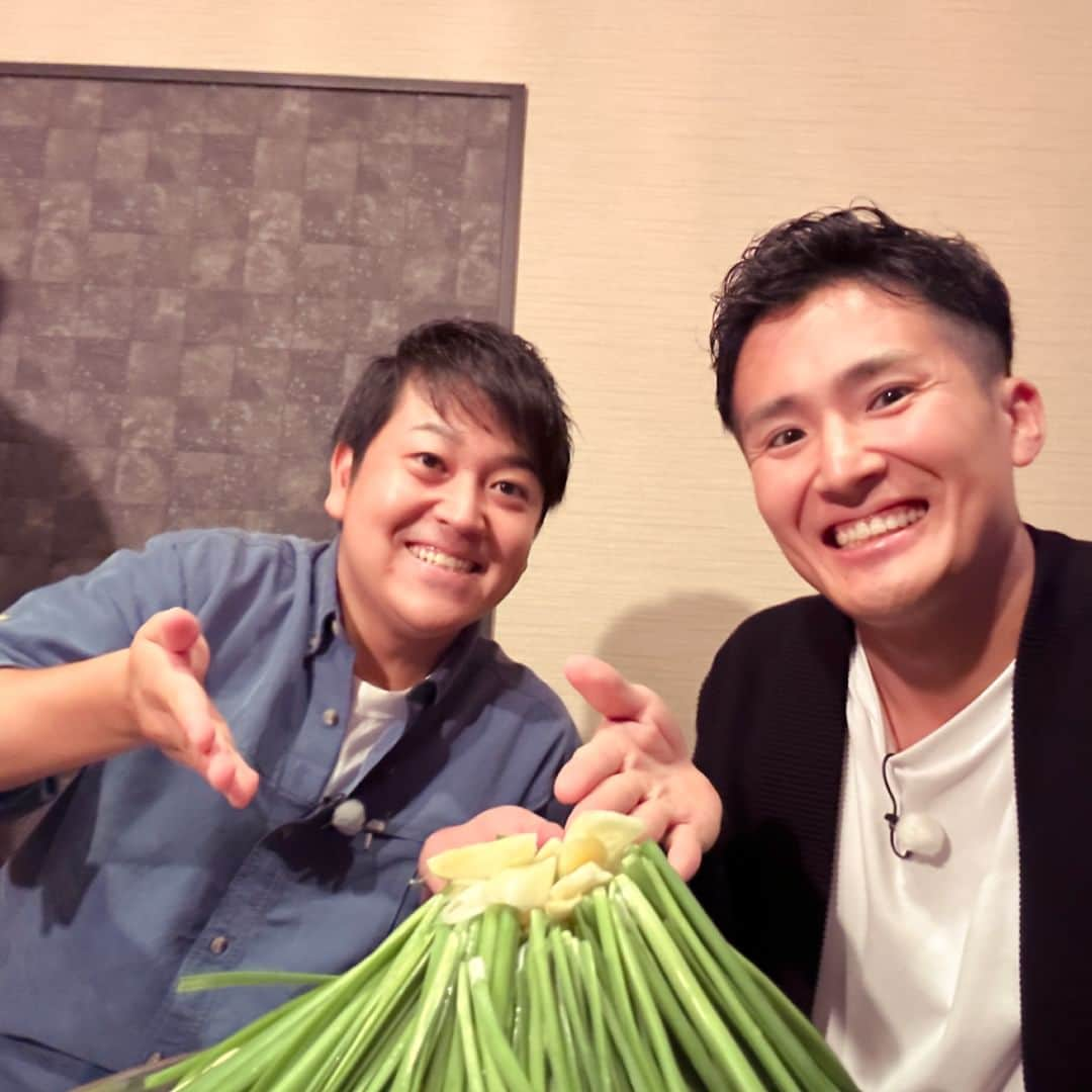 KSBアナウンサーさんのインスタグラム写真 - (KSBアナウンサーInstagram)「🎤 こんばんは、在間隆真です！  寒さが本格化してきて鍋が美味しくなってきました！鍋はいろんな種類があって、野菜もたくさん食べられて、私は大好きです🍲  そして、そんな今の時期にピッタリな番組があす深夜放送のヒルペコです！  今回私は「ヒルペコ総選挙」のコーナーで、グルメインフルエンサーのきーたんさん(@okayamagourmet.keyturn)と一緒に岡山の「おいしい鍋料理の店」を巡ってきました！  きーたんさんのSNSは私も普段からお店選びの参考にしていて、今回直接お会いできてすごく光栄でした😁移動中にもオススメのお店をたくさん教えていただき個人的にラッキーなロケでした✌️ みなさんの知っているお店もランクインしているかもしれません！お見逃しなく！  #鍋 #鍋料理 #🍲 #グルメ #岡山グルメ #寒い時期にぴったり  #ヒルペコ #ヒルペコ総選挙  #5ch #KSB瀬戸内海放送 #岡山 #香川 #okayama #kagawa #在間隆真 #アナウンサー #男性アナウンサー #テレビ局」12月6日 17時55分 - ksb_announcer