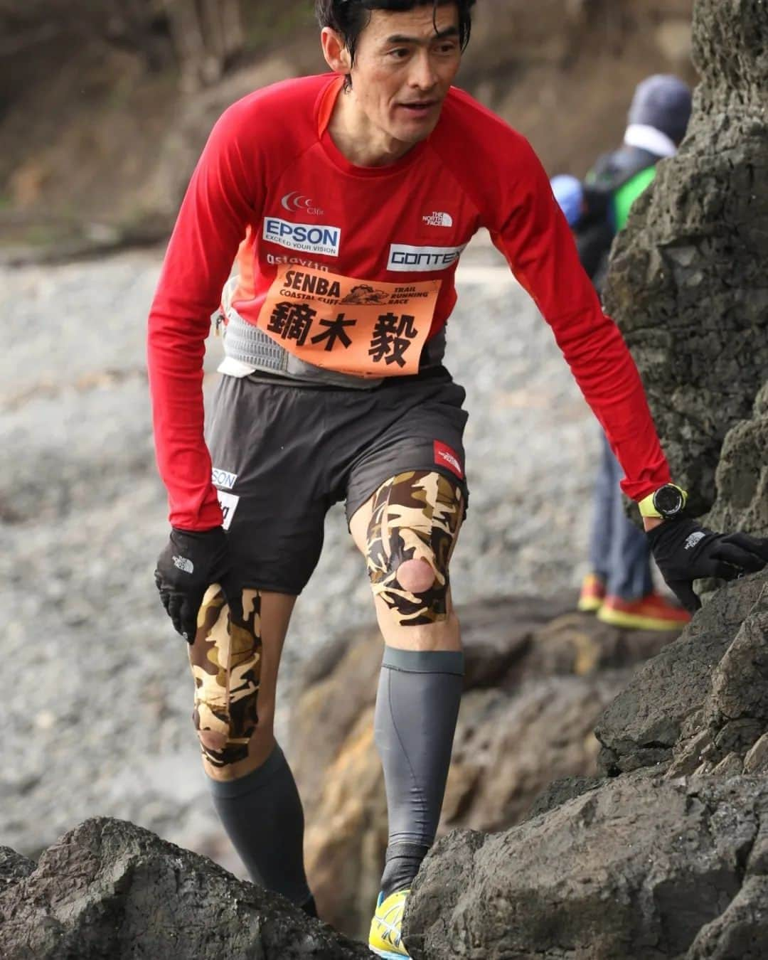 鏑木毅のインスタグラム：「国内でも珍しい海と山のトレイル 両方楽しめる大会『千羽海崖トレイルランニングレース』。 海崖トレイルは間違いなく童心に戻ります。 僕もいつも 海岸 トレイル を走ってる時は 「こんなのありか（笑）」と思わず笑ってしまいます（笑）。  大会は年明け 1月28日に 徳島県南部の美波町を中心に行われます。 四国の南東部のこの地域はこの時期 晴天率が高く 青々とした美しい海と 四国南部 ならではの明るい照葉樹林の森を 存分に楽しめると思います。 前日27日には隣町にて『牟岐五剣山バーティカルレース』も開催されます。 四国南部の 美しい海と山を 心ゆくまで堪能できる週末になると思います。 もちろん私も ゲスト ランナーとして全力で楽しみたいと思います！ ⚪千羽海崖トレイルランニングレース→ https://www.outdoor-sports.info/senba-coastal-cliff ⚪牟岐五剣山バーティカルレース→ https://www.outdoor-sports.info/gokenzan-vertical #トレイルランニング #千羽海崖トレイルランニングレース #千羽海崖 #千羽海崖トレイル #トレイルランニング好きな人と繋がりたい #トレイルランニングレース #鏑木毅 #trailrunning」