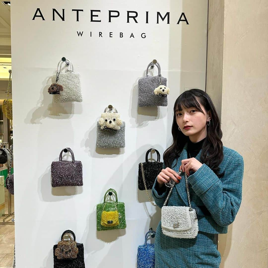 中澤瞳さんのインスタグラム写真 - (中澤瞳Instagram)「ANTEPRIMAのポップアップに行ってきたよ〜✨ 私が持ってるのはルッケットのオーロラホワイト💎 モノトーンコーデにも合わせるの楽しみ〜！  ポップアップは三越銀座店本館一階プロモーションで今日から12月12日まで開催されてるよ！ #anteprima #アンテプリマ #pr」12月6日 17時56分 - hitomi.nakazawa