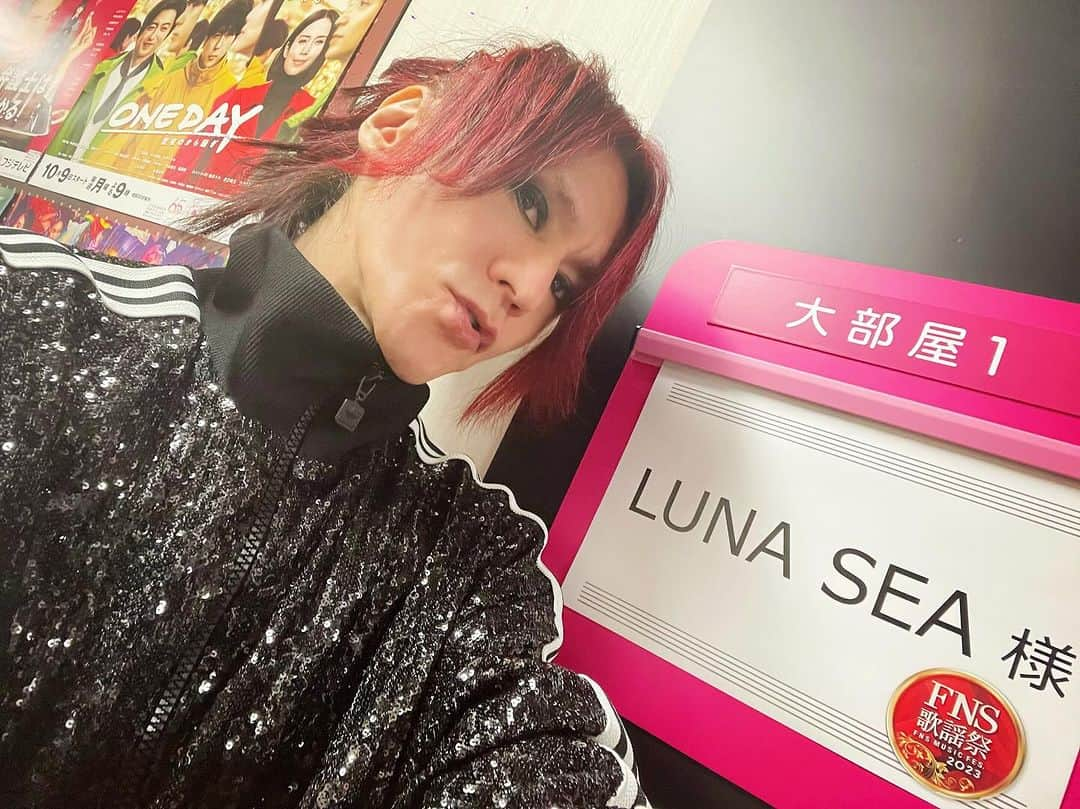 SUGIZOさんのインスタグラム写真 - (SUGIZOInstagram)「今夜、FNS歌謡祭！ LUNA SEA、そしてジェジュン！ Keep on Rocking!!! 是非観てねー！  #LUNASEA #SUGIZO #ジェジュン #FNS歌謡祭 #ROSIER #GLAMOROUSSKY」12月6日 17時57分 - sugizo_official