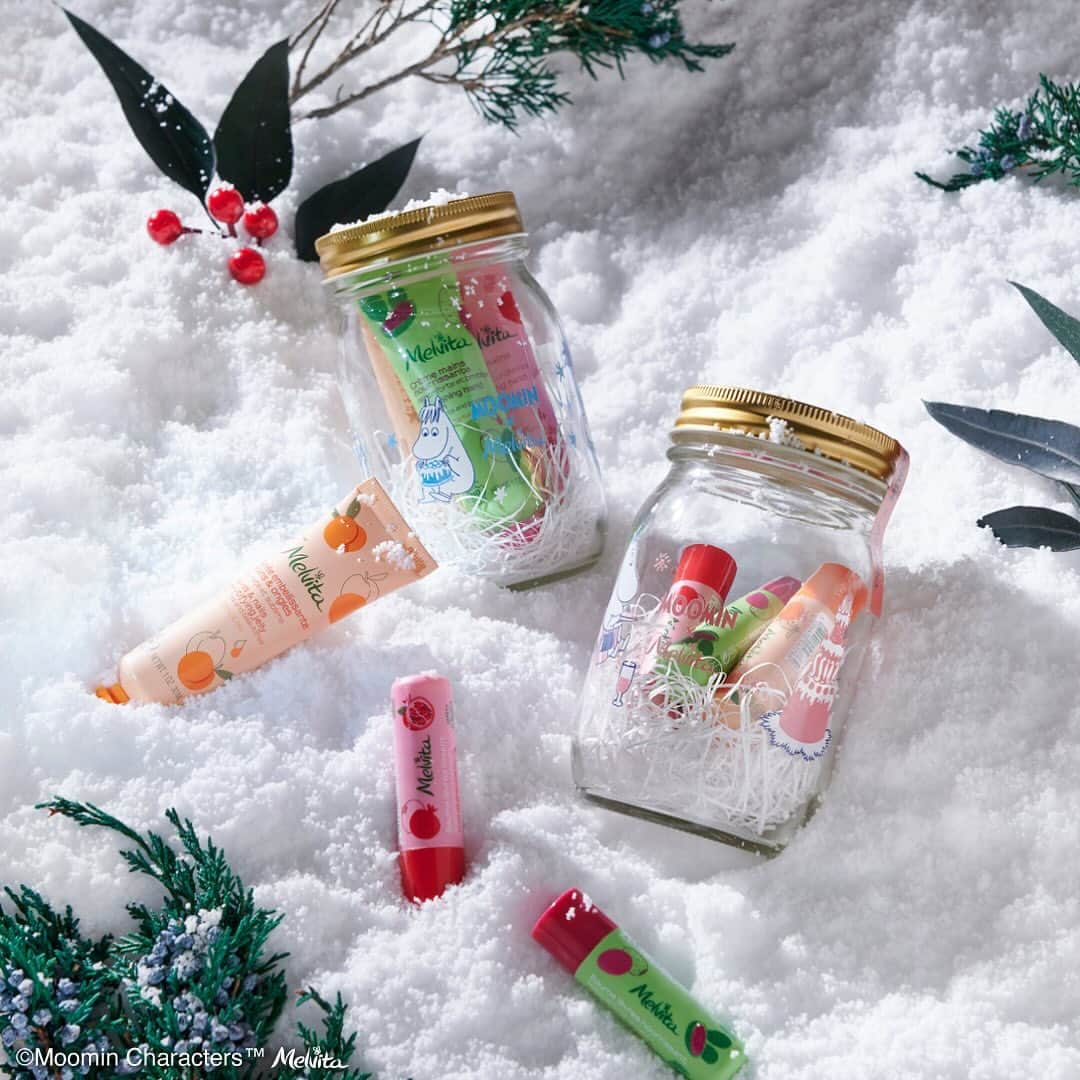 メルヴィータジャポンのインスタグラム：「＼地球と肌を想うMOOMIN × Melvitaコラボ／いよいよホリデーコレクション第３弾がスタート！かわいいムーミンたちが描かれた瓶は、サステナブルなガラス製。香りが楽しめるハンドクリームやリップクリームのセットは、クリスマスの贈り物にぴったり🎁  …………………………………………………………… BIOフルーツの恵みで手肌にみずみずしいうるおい …………………………………………………………… 🔸ハンドクリーム ギフトコレクション ムーミン  乾燥が気になる手肌に、BIOフルーツのみずみずしいうるおいをギュッと閉じ込めたハンドクリーム。ザクロオイル配合で、手肌をなめらかに整える爽やかなザクロ。みずみずしい手肌へと導く、ジューシーなウチワサボテン。美容成分豊富なアプリコットオイルでやわらかな手肌を叶える、ミルキーで甘いアプリコット。３つの香りを気分で楽しんで！  …………………………………………………………… ほのかに香り、ひと塗りでうるおうくちびる✨ ……………………………………………………………  🔸リップクリーム ギフトコレクション ムーミン  乾燥が気になる唇を保湿する、BIOフルーツのみずみずしいうるおいを閉じ込めたリップクリーム3本セット。ザクロオイル配合でくちびるをなめらかに整える、フレッシュなザクロ。過酷な環境で育つウチワサボテンの果実から抽出したオイルを配合し、ひと塗りでツヤやかでみずみずしいくちびるへとケアするウチワサボテン。美容成分豊富なアプリコットオイルがふっくら印象の唇へと導く、甘いアプリコット。ケアしながら、ほのかな香りで気分も上がります！  ・・・・・・・・・・・・・・・・・・・・・・・  ムーミン谷の仲間たちが描かれたガラス瓶は、クリスマスの贈り物にもぴったり🎁大切な人を笑顔にするギフトを見つけてください。   #メルヴィータ #melvita #ホリデーコレクション2023 #ムーミン_メルヴィータ #ムーミンコラボ #MOOMIN #マイムーミン2023 #いまだけのムーミンパッケージ #パステルムーミン #ムーミン大好き #ムーミンなくらし #ムーミン好きな人と繋がりたい #クリスマスギフト #わたしへのご褒美 #ハンドクリームギフトコレクションムーミン #リップクリームギフトコレクションムーミン#クリスマスギフト #クリスマスプレゼント #冬の保湿ケア #オーガニックスキンケア #オーガニックコスメ #ハンドケア #リップケア」