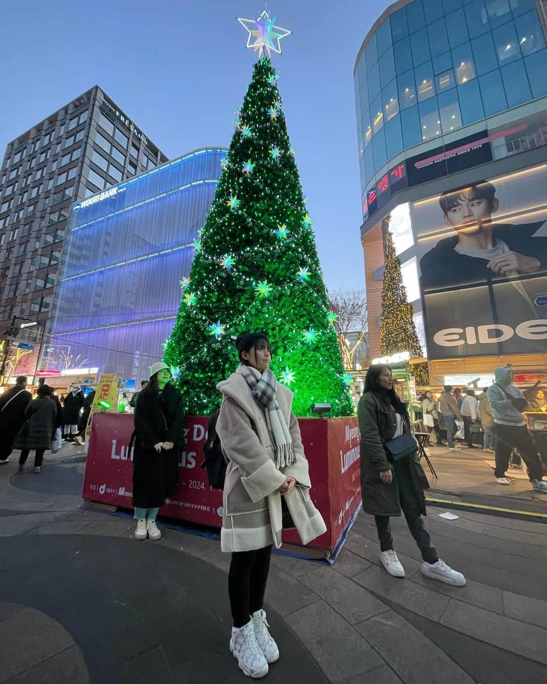 松島かのんさんのインスタグラム写真 - (松島かのんInstagram)「明洞の街ෆ‪クリスマス仕様になってて綺麗だったよ🎄🌟⋆꙳ ②枚目よく見て👀！！偶然に同じ方を向いててびっくり＆笑った🤭🩵  #松島かのん #制コレ22 #準グランプリ #カメラ女子 #イモトのwifi #イモトのwifiダンス #韓国 #明洞 #クリスマスツリー #jk #ljk #17歳 #06 #follow #followme」12月6日 17時59分 - kanon401_official