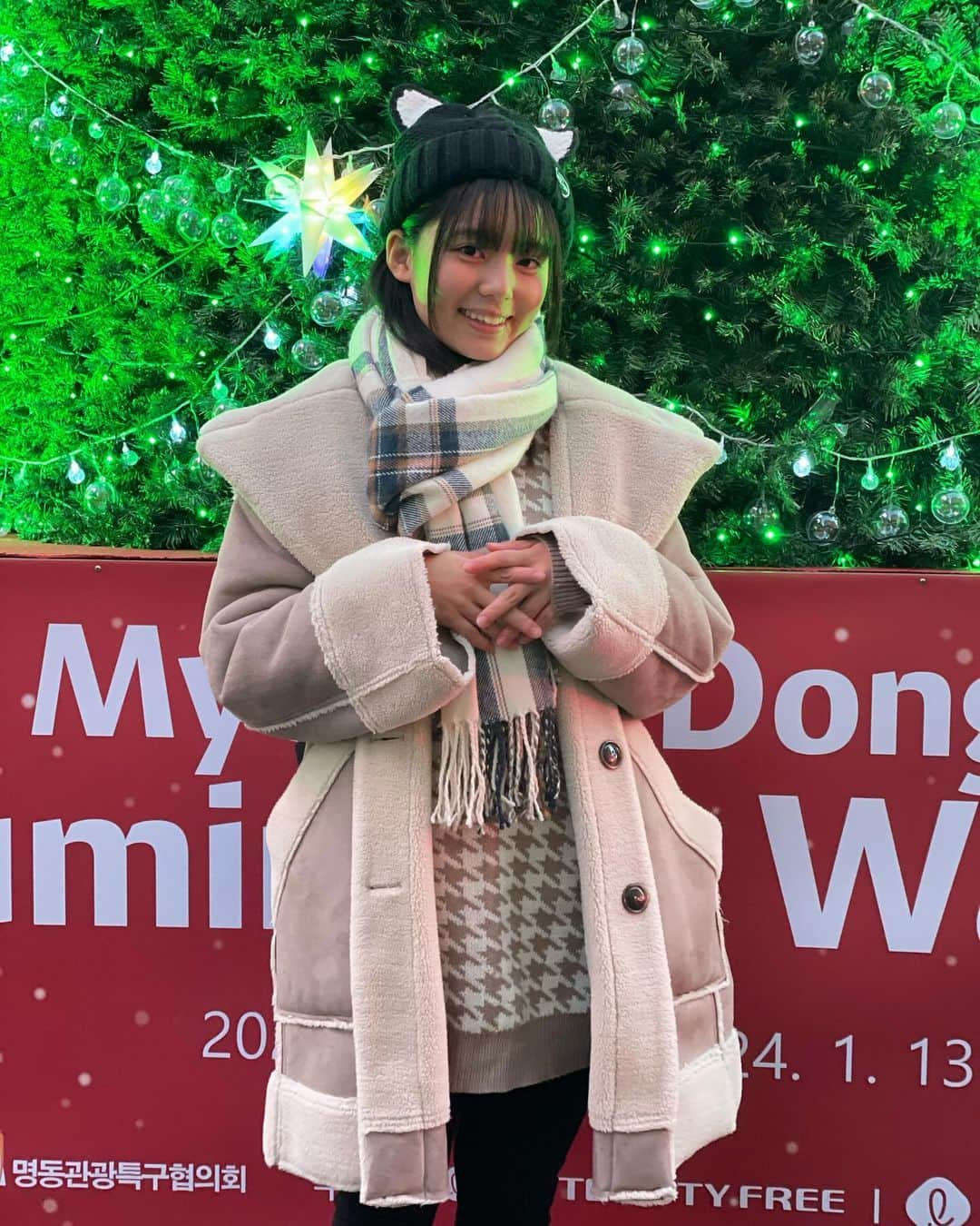 松島かのんさんのインスタグラム写真 - (松島かのんInstagram)「明洞の街ෆ‪クリスマス仕様になってて綺麗だったよ🎄🌟⋆꙳ ②枚目よく見て👀！！偶然に同じ方を向いててびっくり＆笑った🤭🩵  #松島かのん #制コレ22 #準グランプリ #カメラ女子 #イモトのwifi #イモトのwifiダンス #韓国 #明洞 #クリスマスツリー #jk #ljk #17歳 #06 #follow #followme」12月6日 17時59分 - kanon401_official