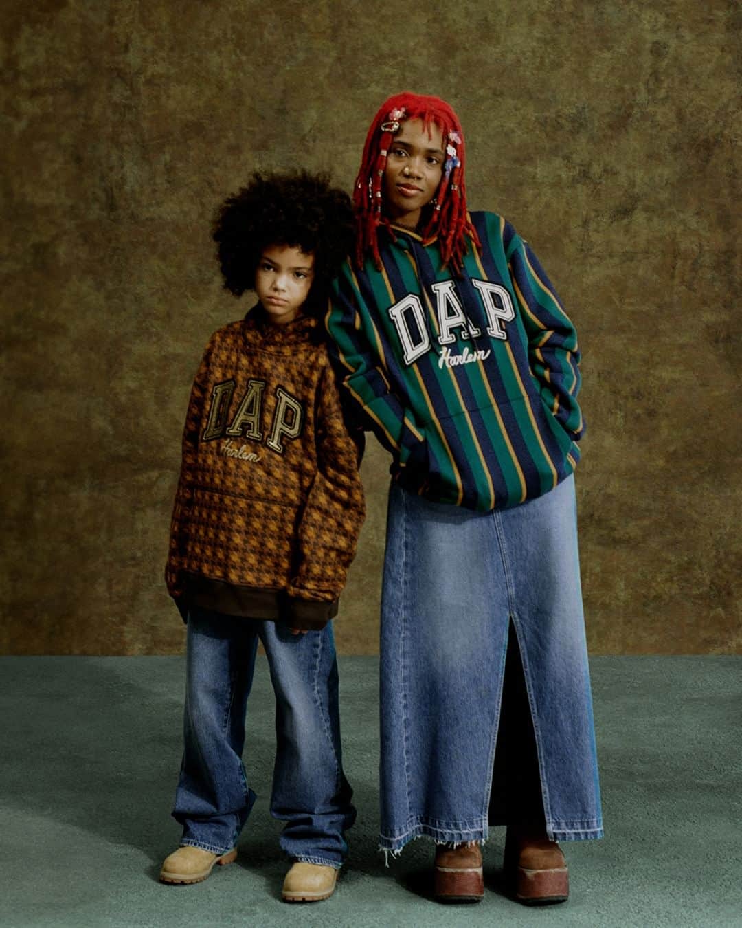 Gap Japanのインスタグラム：「Starr Williams （経営者・スタイリスト・コンテンツクリエイター）and Grey（娘）for DAP x GAP.   着用アイテム（Starr）：ストライプDapロゴフーディー, （Grey）千鳥格子柄Dapロゴフーディー  Shot by Joshua Kissi.  展開： ■ストア : 12/6（水）より Gap 新宿フラッグス店 Gap 心斎橋店  ■Gap 公式オンラインストア : 12/7（木）0時より  ■ポップアップショップ Gap Outlet 三井アウトレットパーク木更津店 : 12/6（水）～12/10（日） Gap ららぽーと立川立飛 : 12/21（木）～1/8（月） Gap イオンモールKYOTO : 12/22（金）～12/31（日） Gap Factory Store イオンモールむさし村山 : 12/26（火）～1/8（月） *ポップアップショップは一部商品の展開となります。」