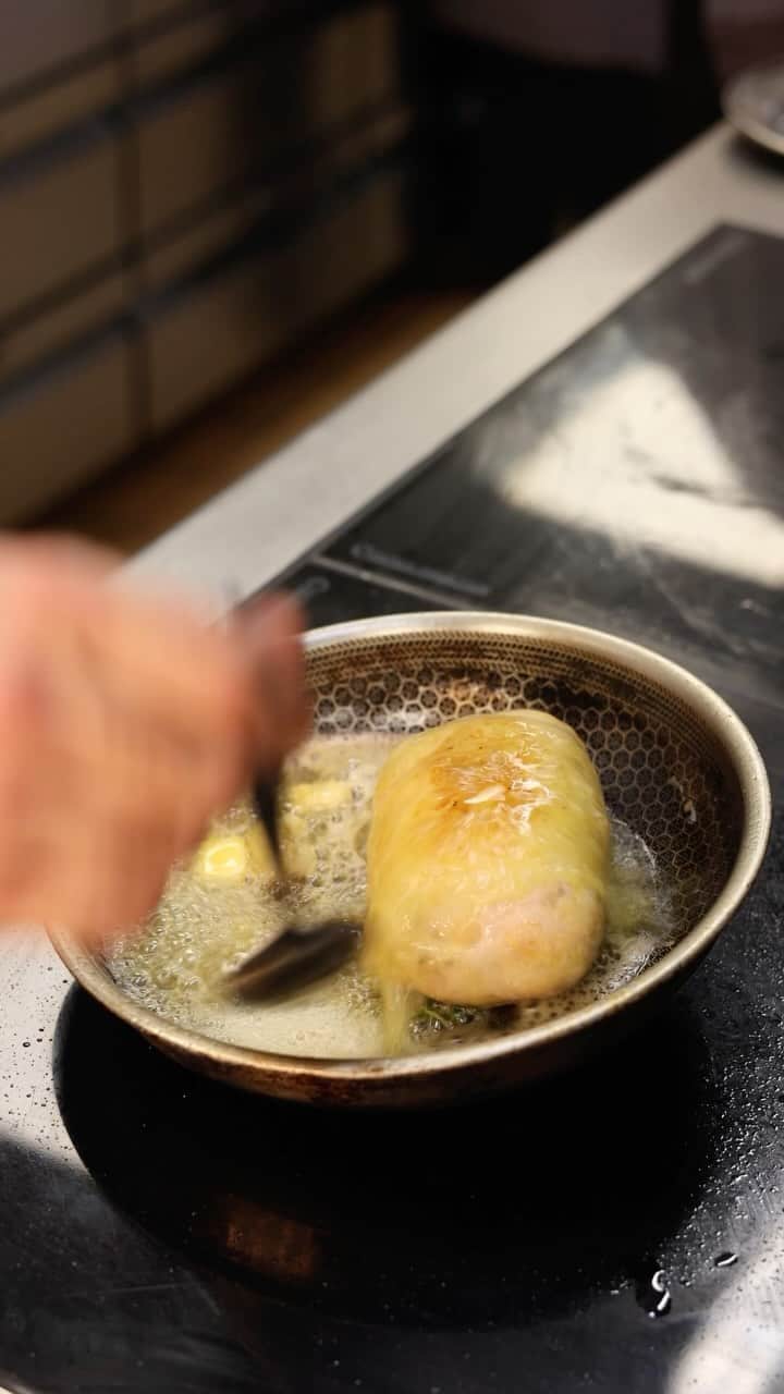 ゴードン・ラムゼイのインスタグラム：「Stuffed poussin with grilled hispi cabbage at @savoygrillgordonramsay !」