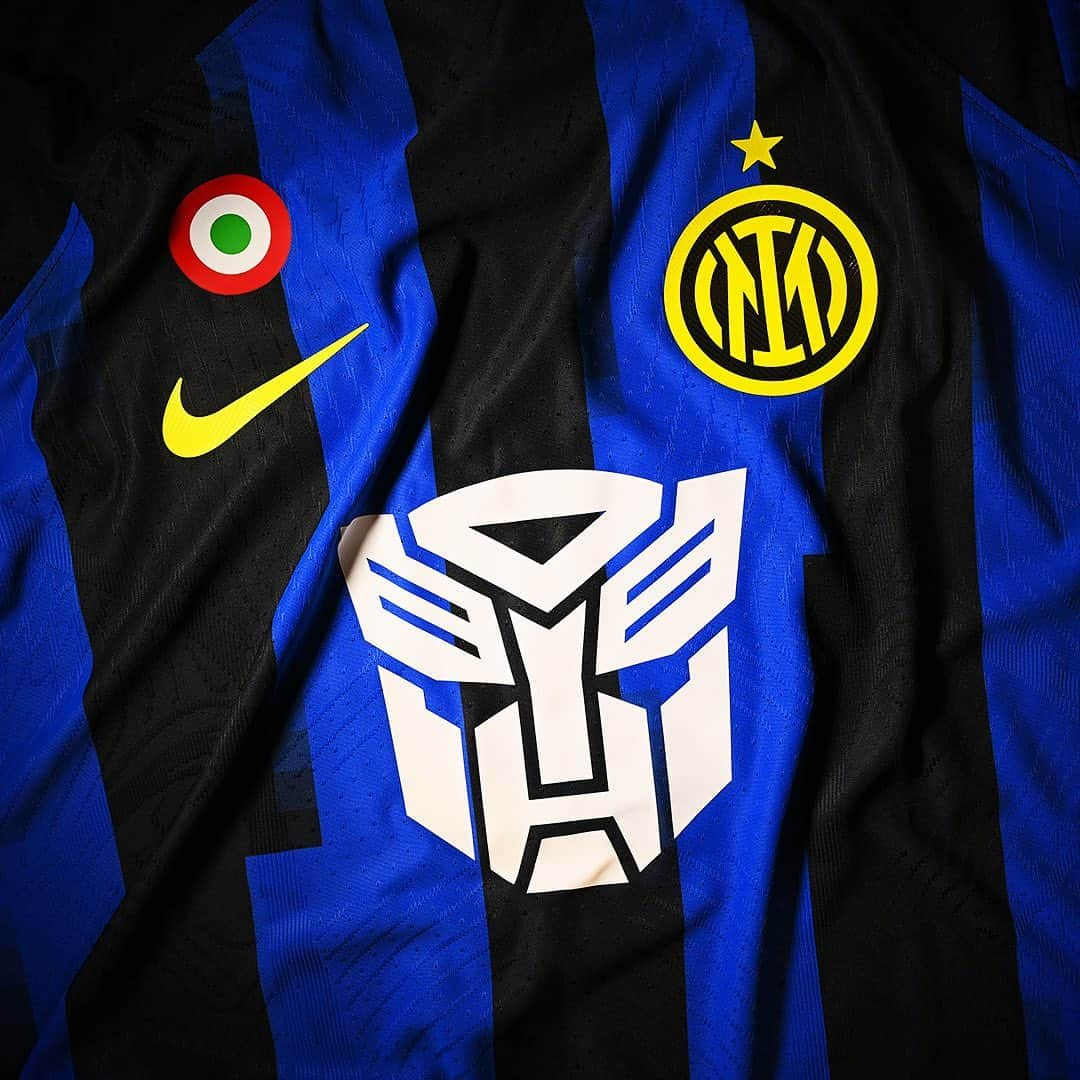 インテルナツィオナーレ・ミラノのインスタグラム：「Inter and @paramountplusit can present the limited edition home shirt dedicated to the Transformers franchise that will be worn during Saturday’s game against Udinese 🤝👕 Don't miss out 🖤💙  #IMPartner #InterUdinese #TransformersIlRisveglio」