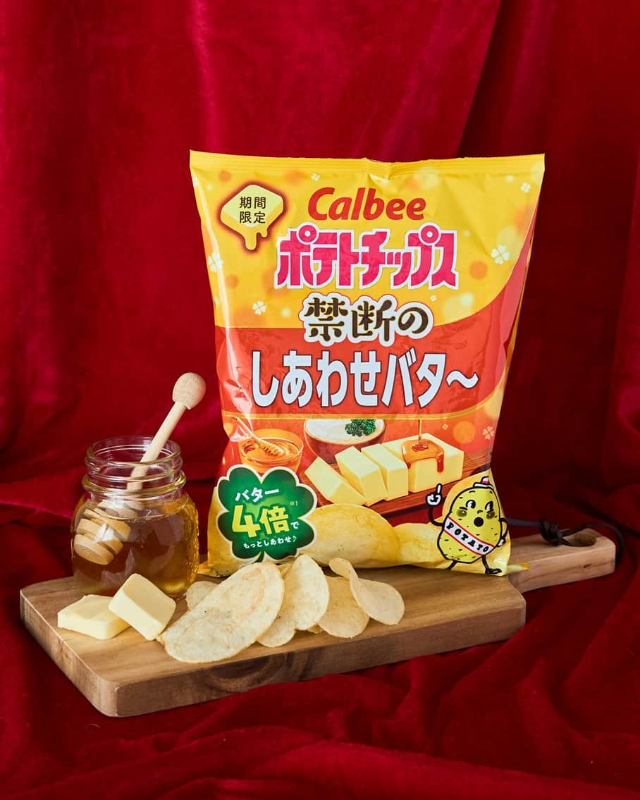 カルビーさんのインスタグラム写真 - (カルビーInstagram)「🍀『ポテトチップス 禁断のしあわせバタ～』 バター・はちみつ・パセリ・マスカルポーネチーズの４つの素材を合わせた「ポテトチップス ４あわせ(しあわせ)バター味」。その人気の味わいをバター4倍(※1)でより濃厚に仕上げました🍀 袋を開けたら香ばしいバター(※2)の香りがふわっと、 はちみつ(※3)の甘さを効かせたあまじょっぱい味わいでしあわせ気分♪ ※1：製品中のバター（バターパウダーとして）が『ポテトチップス しあわせバタ～』に比べて4倍です。 ※2：バターパウダーの中のバターは北海道製造100%です。 ※3：はちみつパウダー中にはちみつを使用。   ＊全国のコンビニにて期間限定販売中です。   #calbee #カルビー #ポテトチップス #しあわせバター #禁断 #バター4倍 #バター #はちみつ #パセリ #マスカルポーネチーズ #チーズ #チーズ好き #バター好き #しあわせ #幸せ #xmas #クリスマス #師走 #ホームパーティ #ワイン #おやつ #おつまみ #スナック菓子 #4つの素材 #濃厚 #人気の味 #おやつ #甘じょっぱい #おうちカフェ」12月6日 18時00分 - calbee_jp