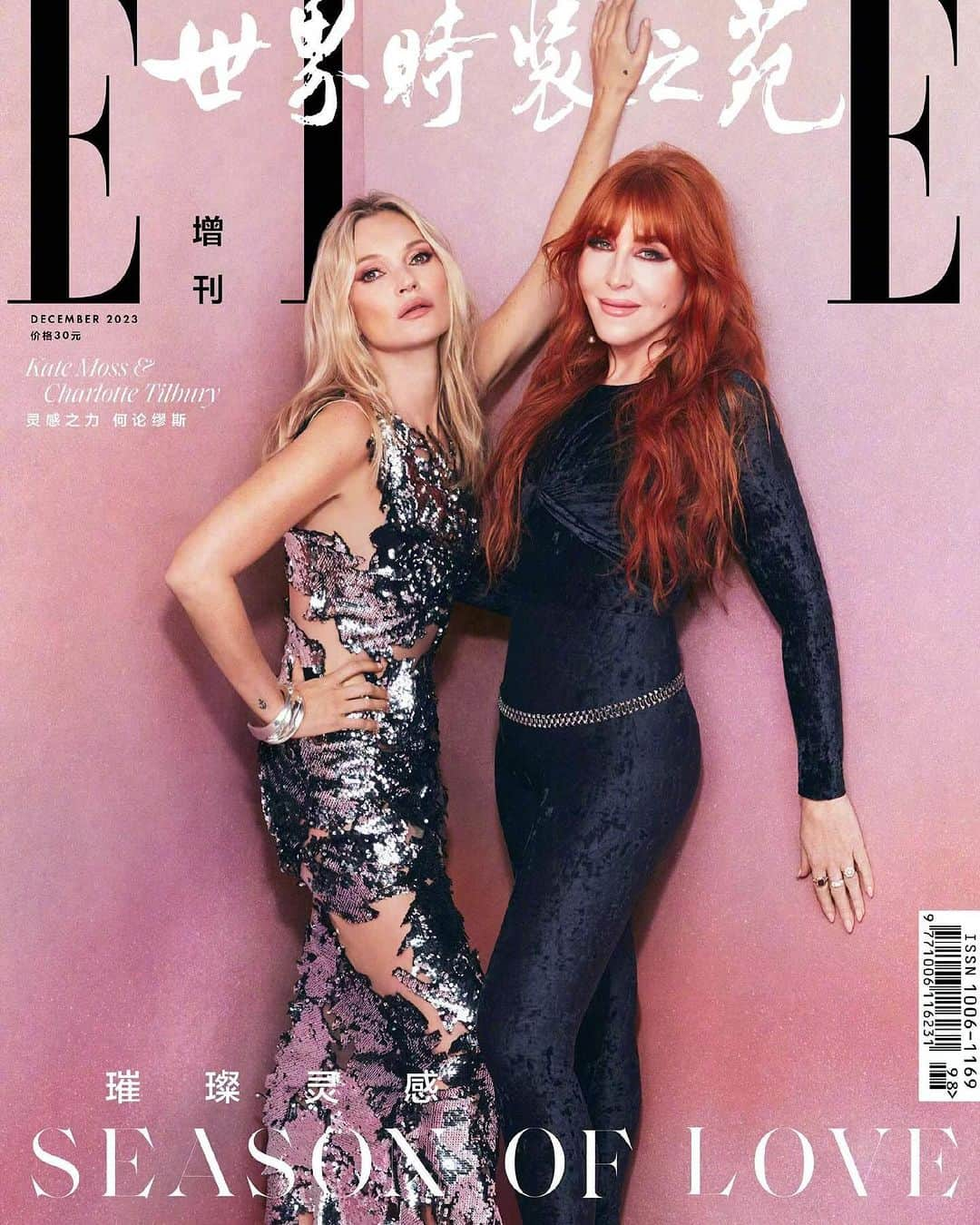 シャーロット・ティルベリーのインスタグラム：「📸 KATE MOSS + CHARLOTTE TILBURY – ELLE CHINA 📸  Darlings, I am in LOVE with this beautiful @ellechina shoot starring my dear friend, the ICONIC @katemossagency! ❤️ Kate is the ULTIMATE beauty chameleon, and looks sensational in this makeup magic by my talented #TilburyProTeam star, @kelechisart!!! Just look at that Pillow Talk GLOW – created using my ICONIC Luxury Palette and Matte Beauty Blush Wand! ✨   💄 by #TilburyProTeam artist @kelechisart, assisted by @oliviarosemua_ using @charlottetilbury for Kate Moss ✂️ @hairbysammcknight for Kate Moss  💄 by #TilburyProTeam artist @joshuaartist using @charlottetilbury for Charlotte Tilbury 👗 @romyagapehewson  ✂️ @lukepluckrose for Charlotte Tilbury   📸 @matteaston   #GetTheLook💫  COMPLEXION: Beautiful Skin Foundation - 7 W Beautiful Skin Radiant Concealer - 5 Hollywood Contour Wand - Medium/Deep Airbrush Flawless Finish Powder - 1 Matte Beauty Blush Wand - Pillow Talk  EYES: Brow Cheat - Light Blonde Legendary Brows - Taupe  BROWS: Luxury Palette - Pillow Talk  Pillow Talk Eyeliner  Pillow Talk Push Up Lashes! Mascara  LIPS: Lip Cheat - Love Trap Airbrush Flawless Lip Blur - Pillow Talk Blur  #CharlotteTilbury #KateMoss #ElleChina」